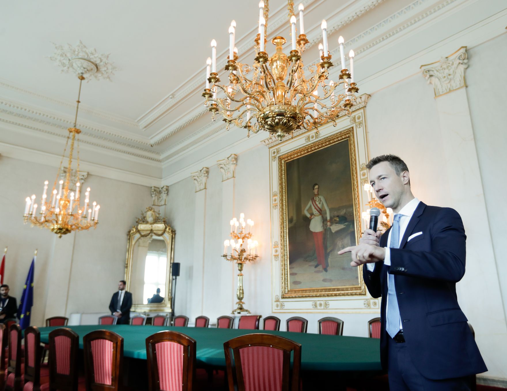 Am 26. Oktober 2018 empfing Bundesminister Gernot Bl&uuml;mel (r.) im Rahmen des Nationalfeiertages Besucherinnen und Besucher im Bundeskanzleramt.
