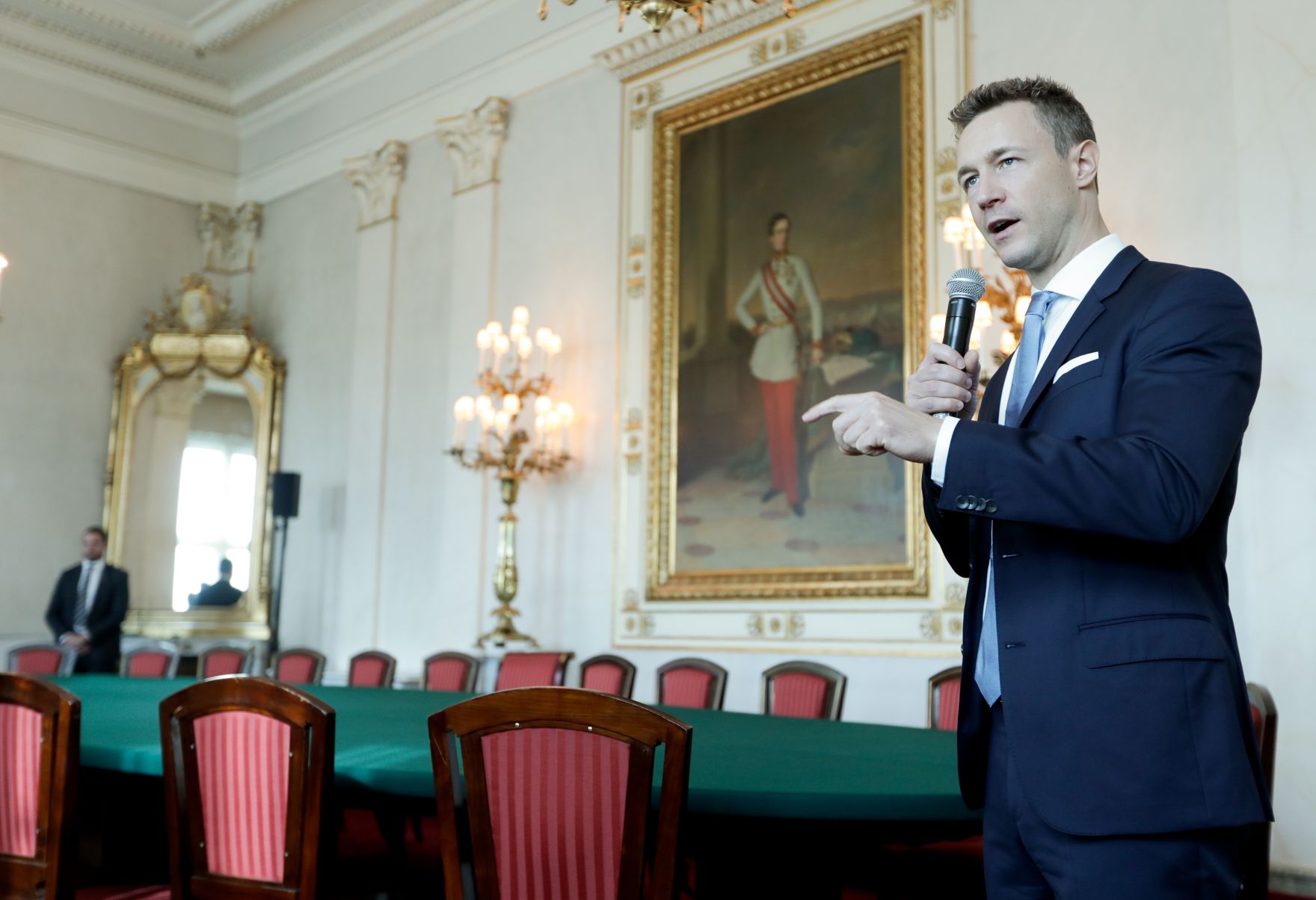 Am 26. Oktober 2018 empfing Bundesminister Gernot Bl&uuml;mel (r.) im Rahmen des Nationalfeiertages Besucherinnen und Besucher im Bundeskanzleramt.