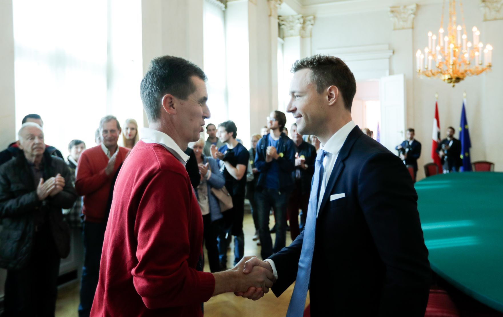 Am 26. Oktober 2018 empfing Bundesminister Gernot Bl&uuml;mel (r.) im Rahmen des Nationalfeiertages Besucherinnen und Besucher im Bundeskanzleramt.