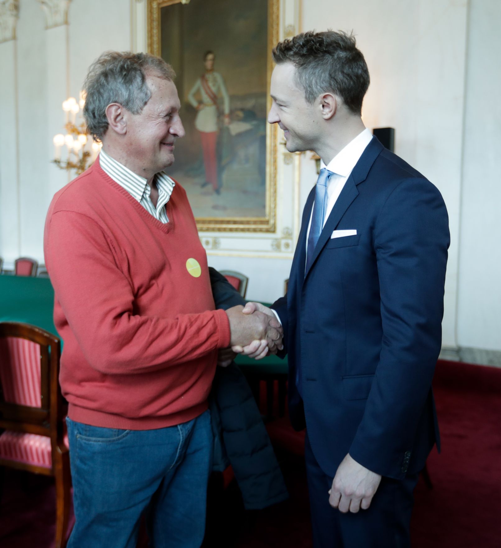Am 26. Oktober 2018 empfing Bundesminister Gernot Bl&uuml;mel (r.) im Rahmen des Nationalfeiertages Besucherinnen und Besucher im Bundeskanzleramt.