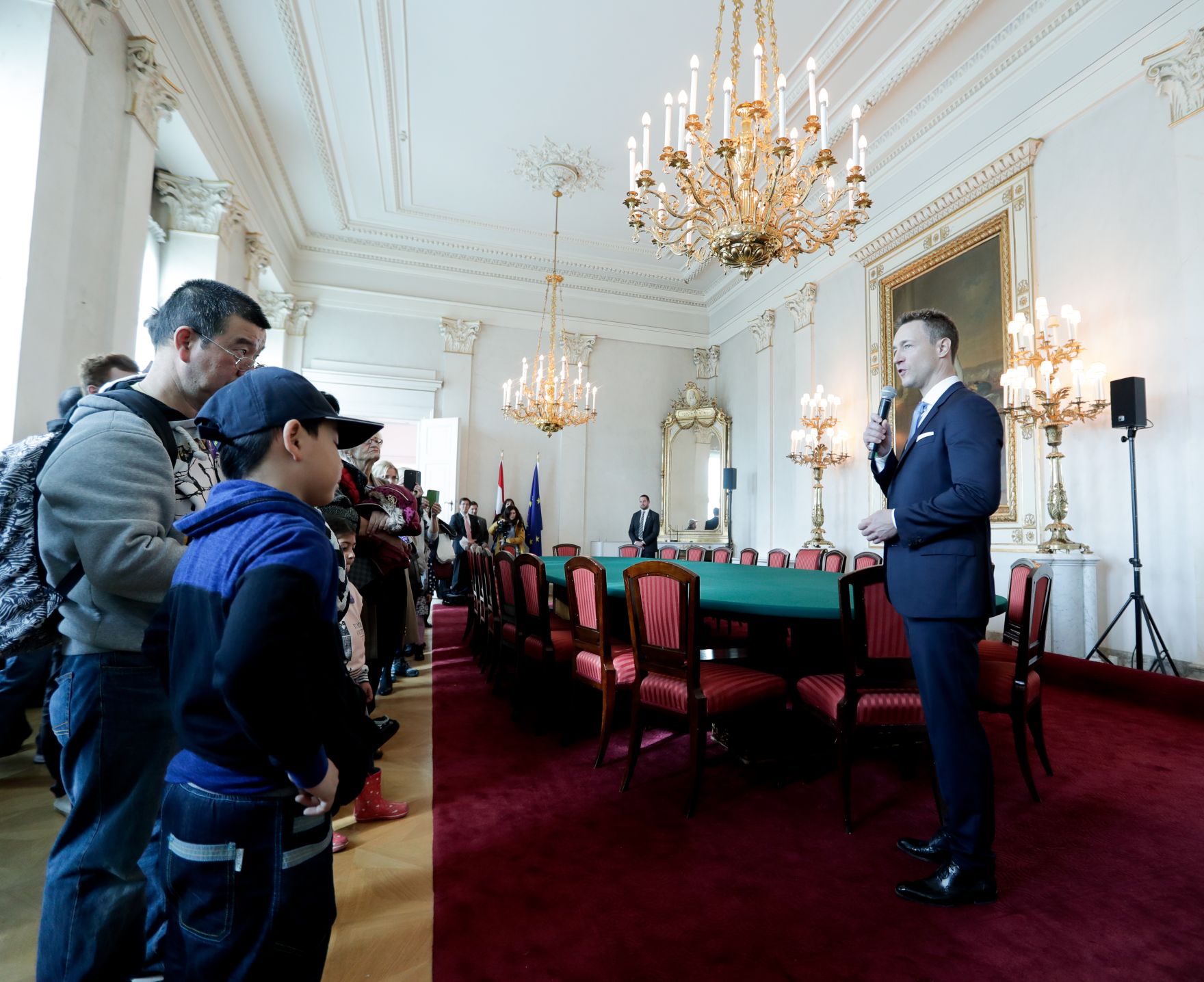 Am 26. Oktober 2018 empfing Bundesminister Gernot Bl&uuml;mel (r.) im Rahmen des Nationalfeiertages Besucherinnen und Besucher im Bundeskanzleramt.
