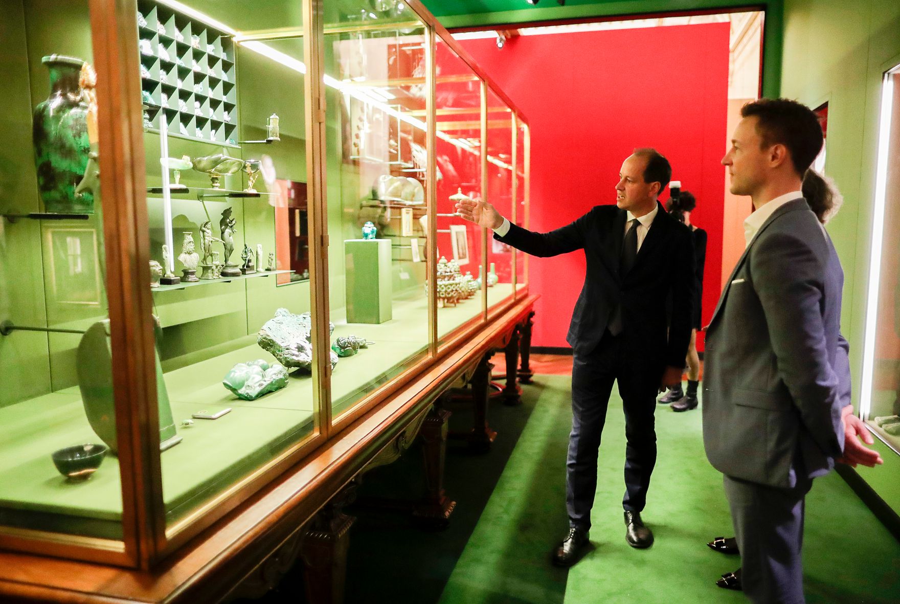 Am 5. November 2018 er&ouml;ffnete Bundesminister Gernot Bl&uuml;mel (r.) die Ausstellung &quot;Spitzmaus Mummy in a Coffin and other Treasures&quot; im Kunsthistorischen Museum. Im Bild mit dem Kurator Jasper Sharp (l.).