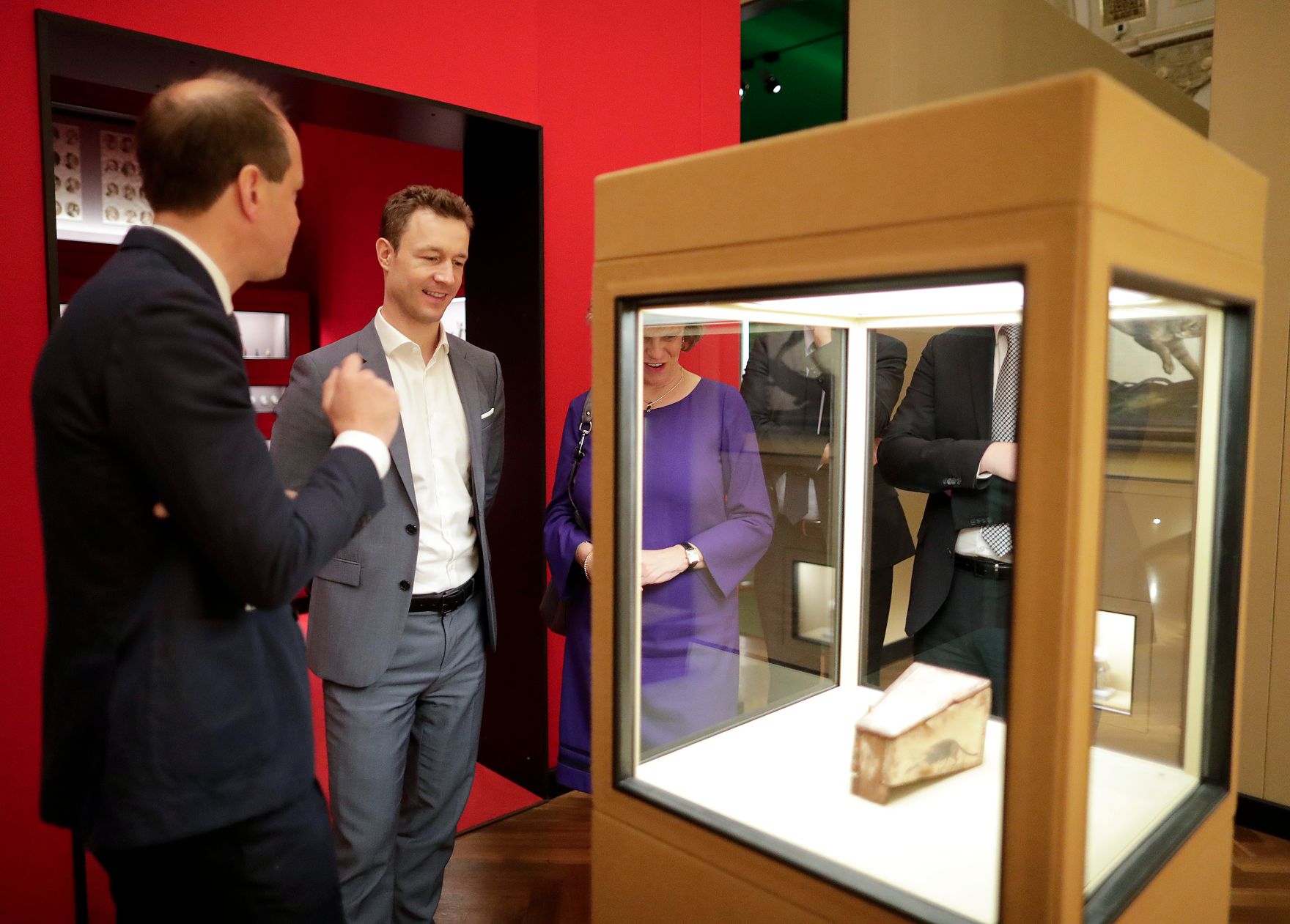 Am 5. November 2018 er&ouml;ffnete Bundesminister Gernot Bl&uuml;mel (m.) die Ausstellung &quot;Spitzmaus Mummy in a Coffin and other Treasures&quot; im Kunsthistorischen Museum. Im Bild mit der Generaldirektorin Sabine Haag (r.) und dem Kurator Jasper Sharp (l.).