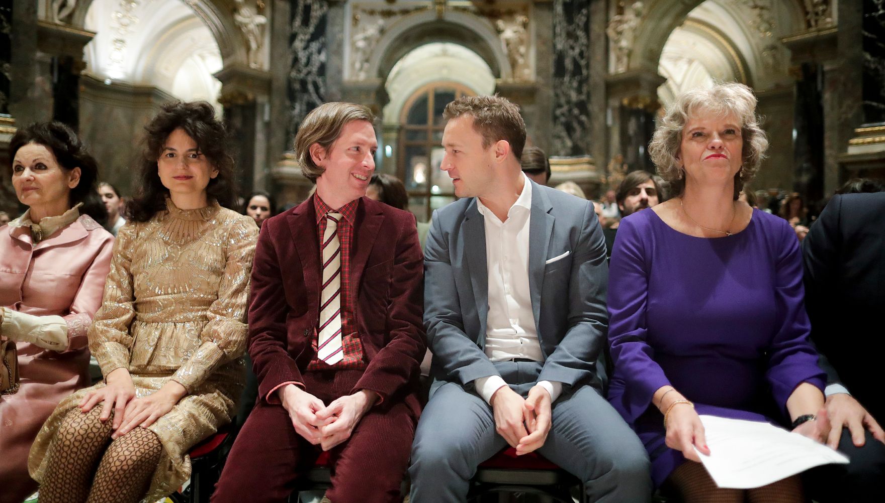 Am 5. November 2018 er&ouml;ffnete Bundesminister Gernot Bl&uuml;mel (2.v.r.) die Ausstellung &quot;Spitzmaus Mummy in a Coffin and other Treasures&quot; im Kunsthistorischen Museum. Im Bild mit dem Filmemacher Wes Anderson (3.v.l.) und der Generaldirektorin Sabine Haag (r.) .