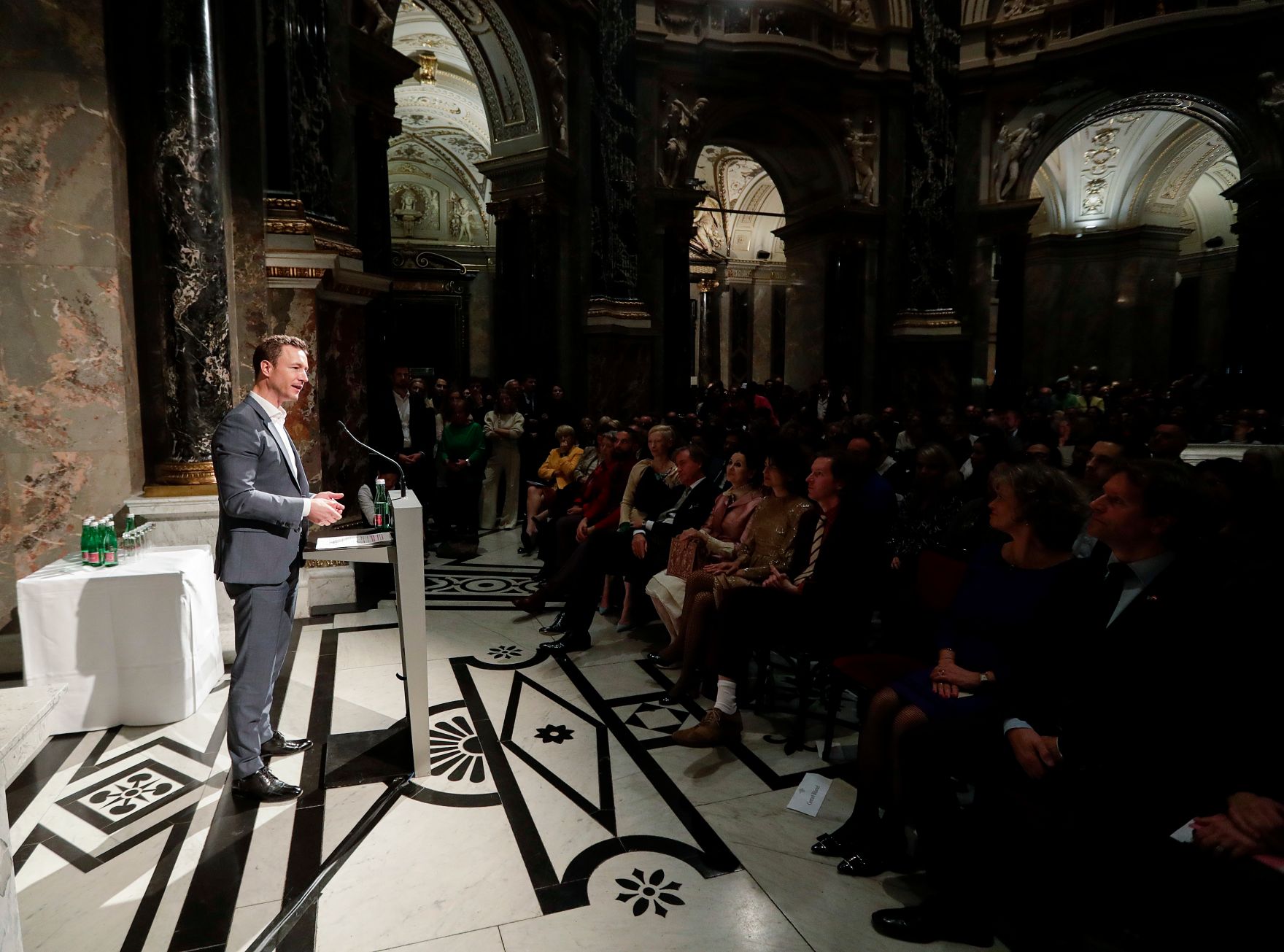 Am 5. November 2018 er&ouml;ffnete Bundesminister Gernot Bl&uuml;mel (l.) die Ausstellung &quot;Spitzmaus Mummy in a Coffin and other Treasures&quot; im Kunsthistorischen Museum.
