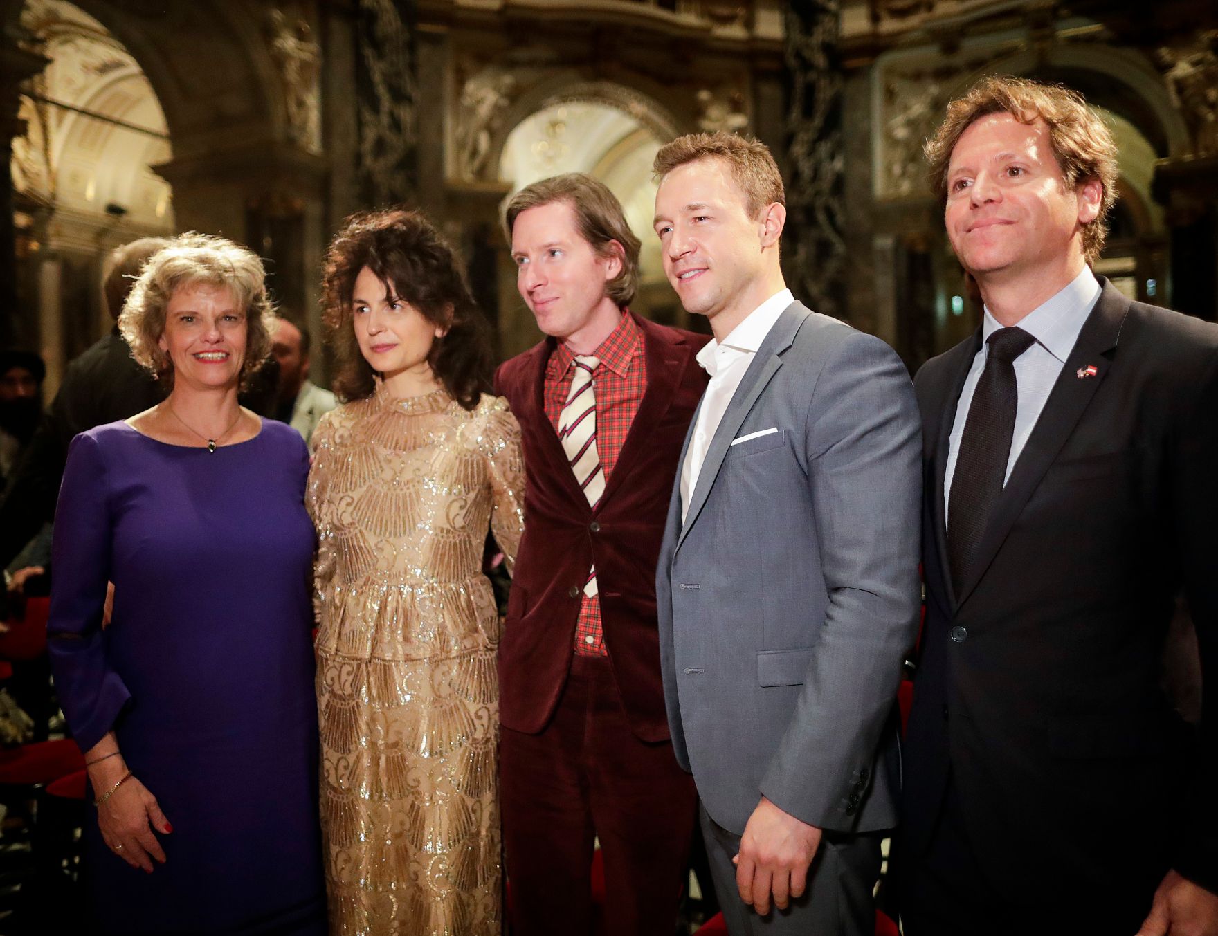 Am 5. November 2018 er&ouml;ffnete Bundesminister Gernot Bl&uuml;mel (2.v.r.) die Ausstellung &quot;Spitzmaus Mummy in a Coffin and other Treasures&quot; im Kunsthistorischen Museum. Im Bild mit der Generaldirektorin Sabine Haag (l.) und dem Filmemacher Wes Anderson (3.v.l.).