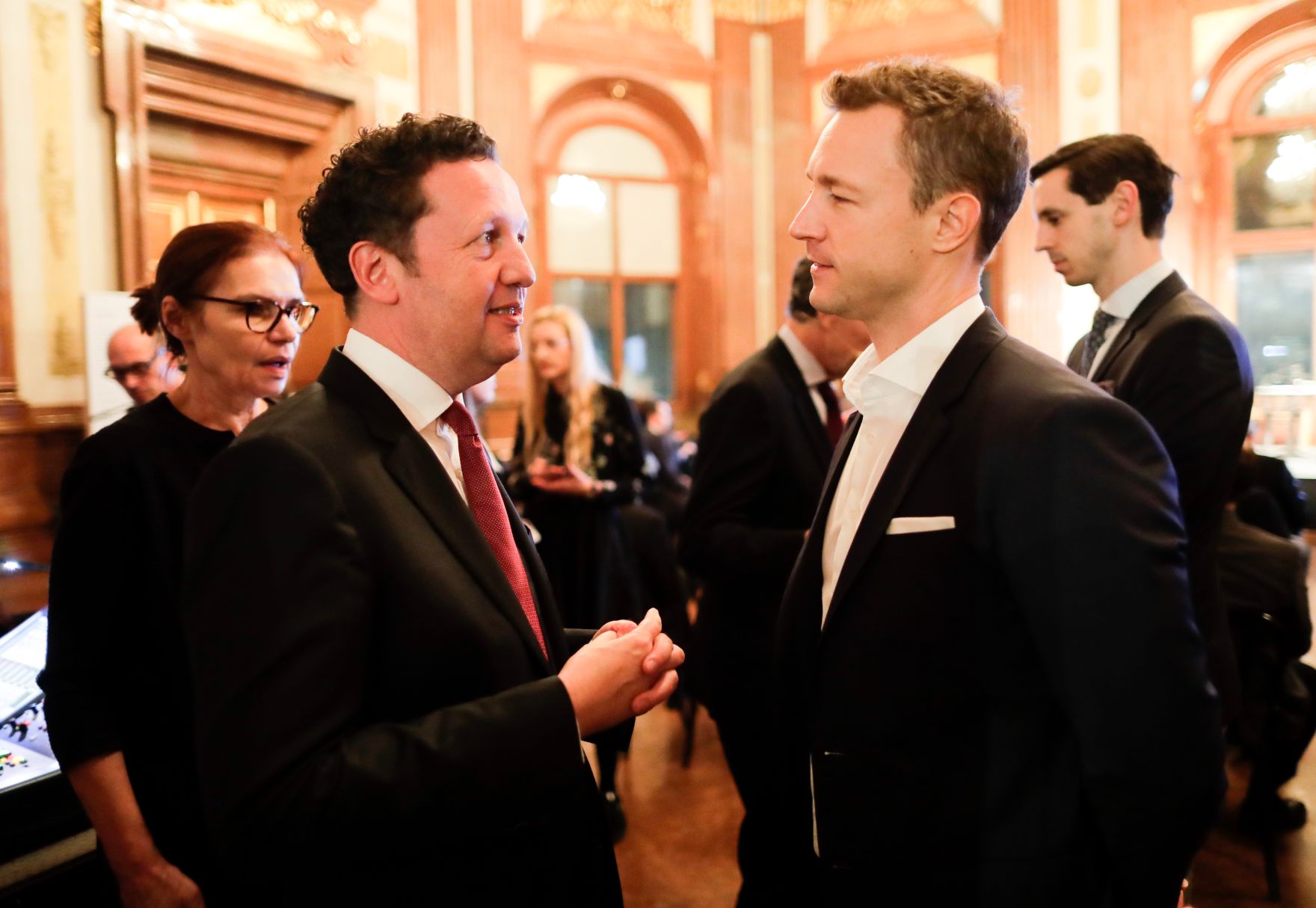 Am 6. November 2018 &uuml;berreichte Bundesminister Gernot Bl&uuml;mel (r.) gemeinsam mit EU-Kommissar Tibor Navracsics die Europ&auml;ischen Literaturpreise 2018. Im Bild mit dem Verleger Benedikt F&ouml;ger (l.).