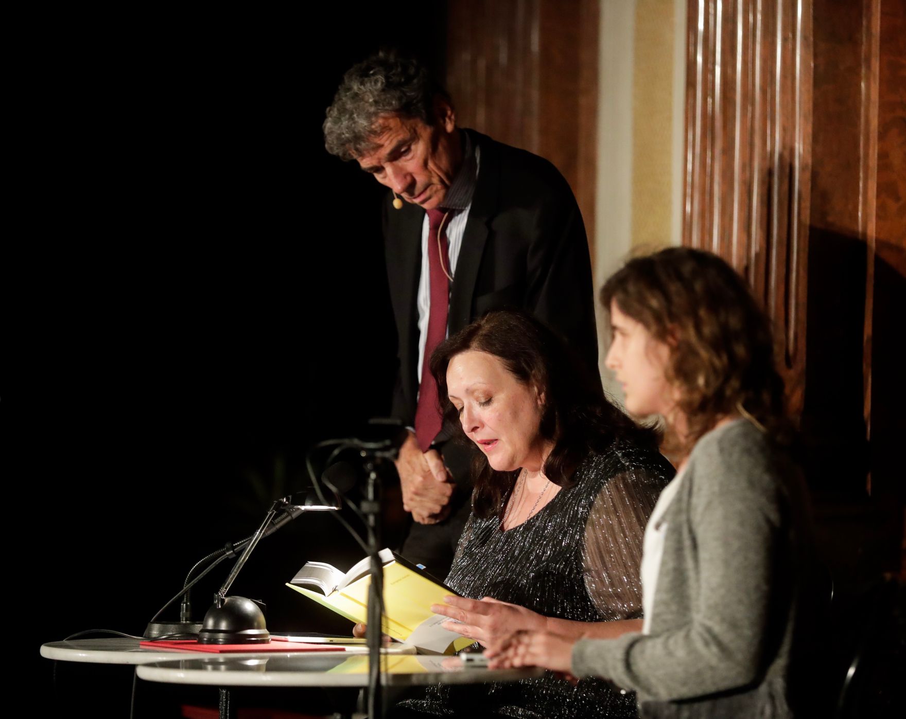 Am 6. November 2018 &uuml;berreichte Bundesminister Gernot Bl&uuml;mel gemeinsam mit EU-Kommissar Tibor Navracsics die Europ&auml;ischen Literaturpreise 2018. Im Bild Moderator Michael Freund (l.) mit der Preistr&auml;gerin Jelena Lengold (m.) und der Blinden Schauspielerin Maria-Clara Ori (r.).