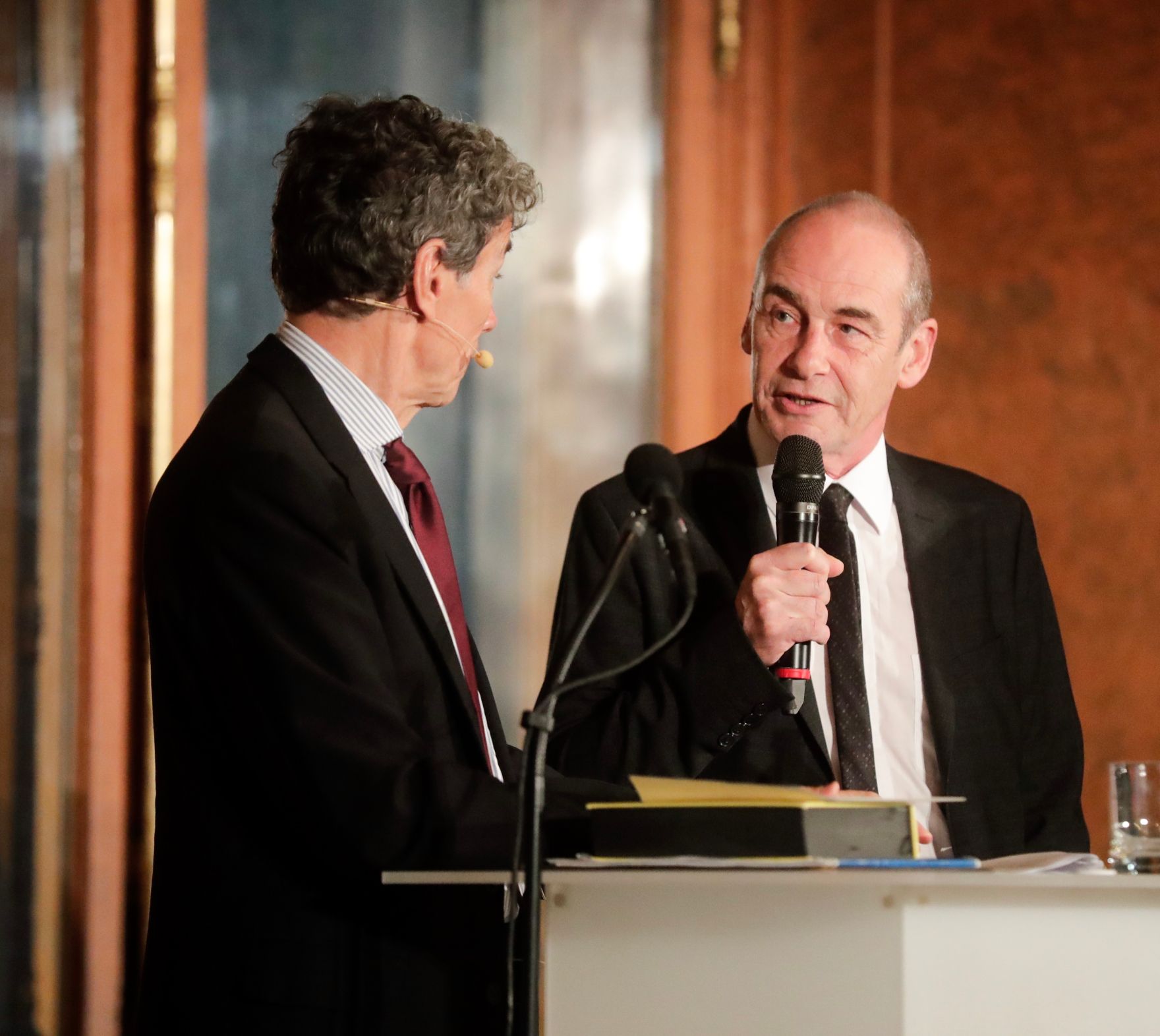 Am 6. November 2018 &uuml;berreichte Bundesminister Gernot Bl&uuml;mel gemeinsam mit EU-Kommissar Tibor Navracsics die Europ&auml;ischen Literaturpreise 2018. Im Bild Moderator Michael Freund (l.) mit dem Preistr&auml;ger Gast Groeber (r.).