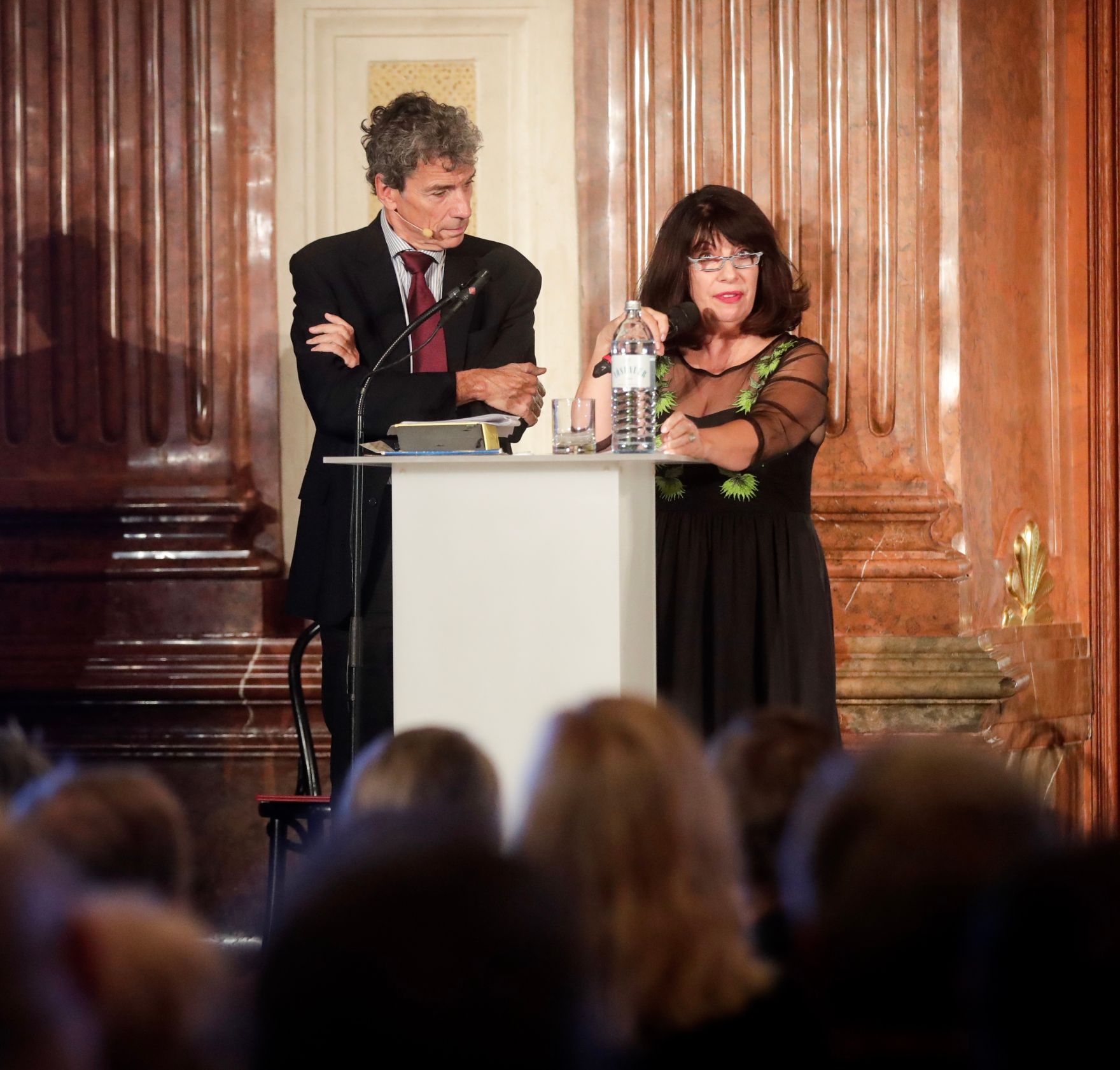 Am 6. November 2018 &uuml;berreichte Bundesminister Gernot Bl&uuml;mel gemeinsam mit EU-Kommissar Tibor Navracsics die Europ&auml;ischen Literaturpreise 2018. Im Bild der Moderator Michael Freund (l.) und die Pr&auml;sidentin der professionellen Jury Liana Sakelliou (r.).