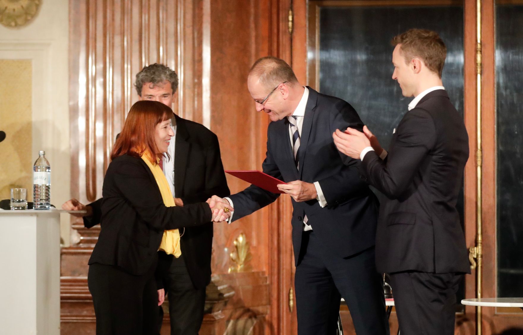 Am 6. November 2018 &uuml;berreichte Bundesminister Gernot Bl&uuml;mel (r.) gemeinsam mit EU-Kommissar Tibor Navracsics (m.r.) die Europ&auml;ischen Literaturpreise 2018. Im Bild mit dem Moderator Michael Freund (m.l.) und der Preistr&auml;gerin Lidia Dimkovska (l.).