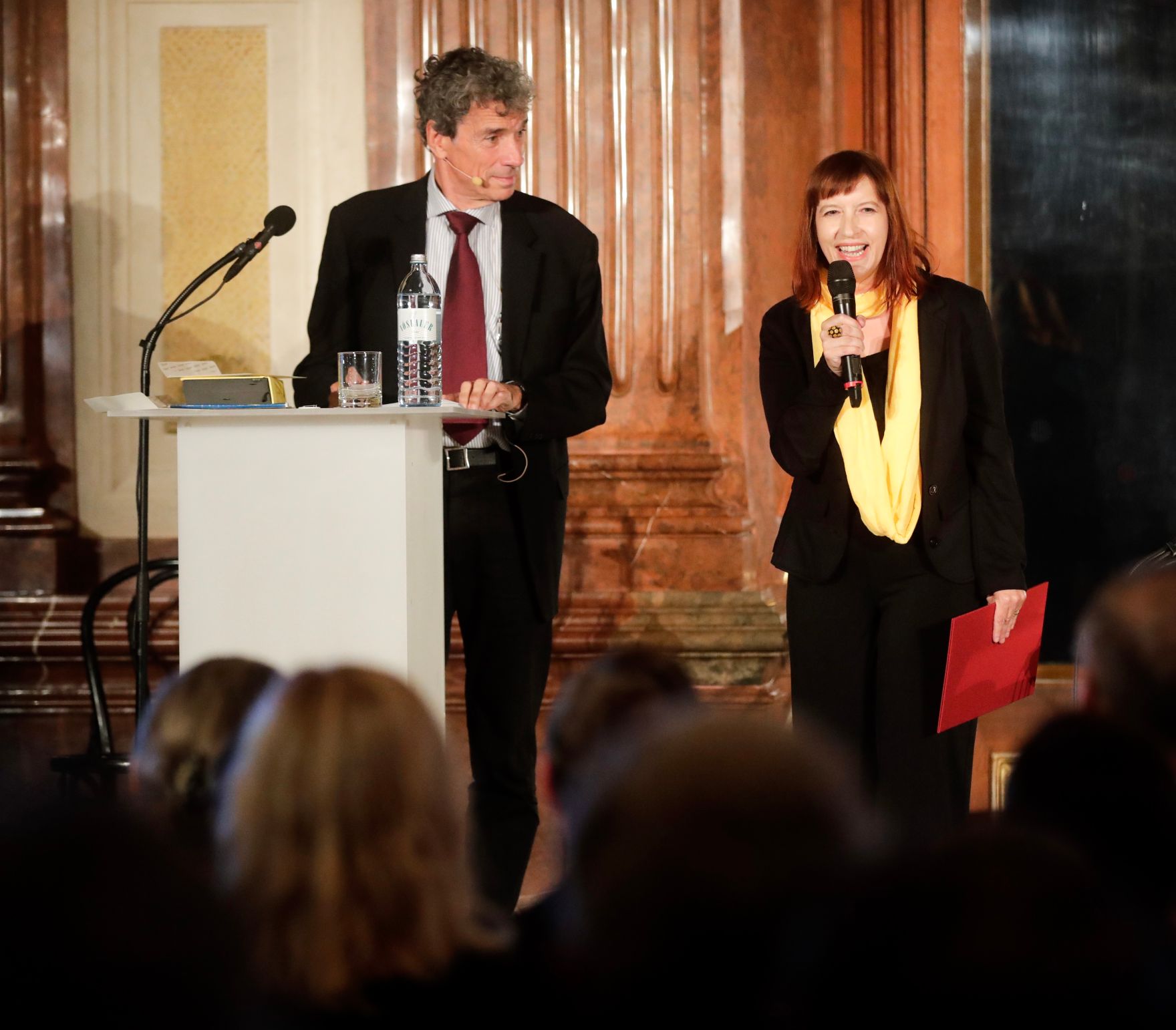 Am 6. November 2018 &uuml;berreichte Bundesminister Gernot Bl&uuml;mel gemeinsam mit EU-Kommissar Tibor Navracsics die Europ&auml;ischen Literaturpreise 2018. Im Bild Moderator Michael Freund (l.) mit der Preistr&auml;gerin Lidia Dimkovska (r.).