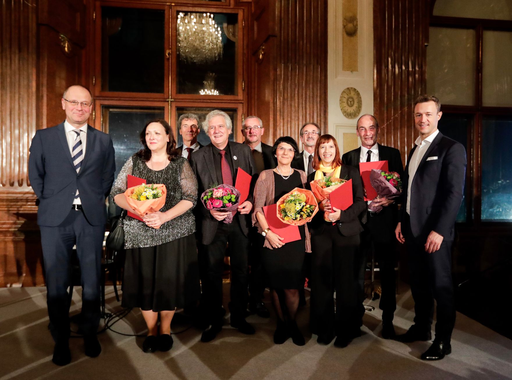 Am 6. November 2018 &uuml;berreichte Bundesminister Gernot Bl&uuml;mel gemeinsam mit EU-Kommissar Tibor Navracsics die Europ&auml;ischen Literaturpreise 2018. Im Bild (v.l.n.r.) EU-Kommissar Tibor Navracsics, Preistr&auml;gerin Jelena Lengold, Moderator Michael Freund, Preistr&auml;ger Jean Back, Verlegerverbandes Rudy Vanschoonbeek, Preistr&auml;gerin Ivana Parvulescu, Europ&auml;ischen Buchhandels Jean-Lud Treutenaere, Preistr&auml;gerin Lidia Dimkovska, Preistr&auml;ger Gast Groeber und Bundesminister Gernot Bl&uuml;mel.