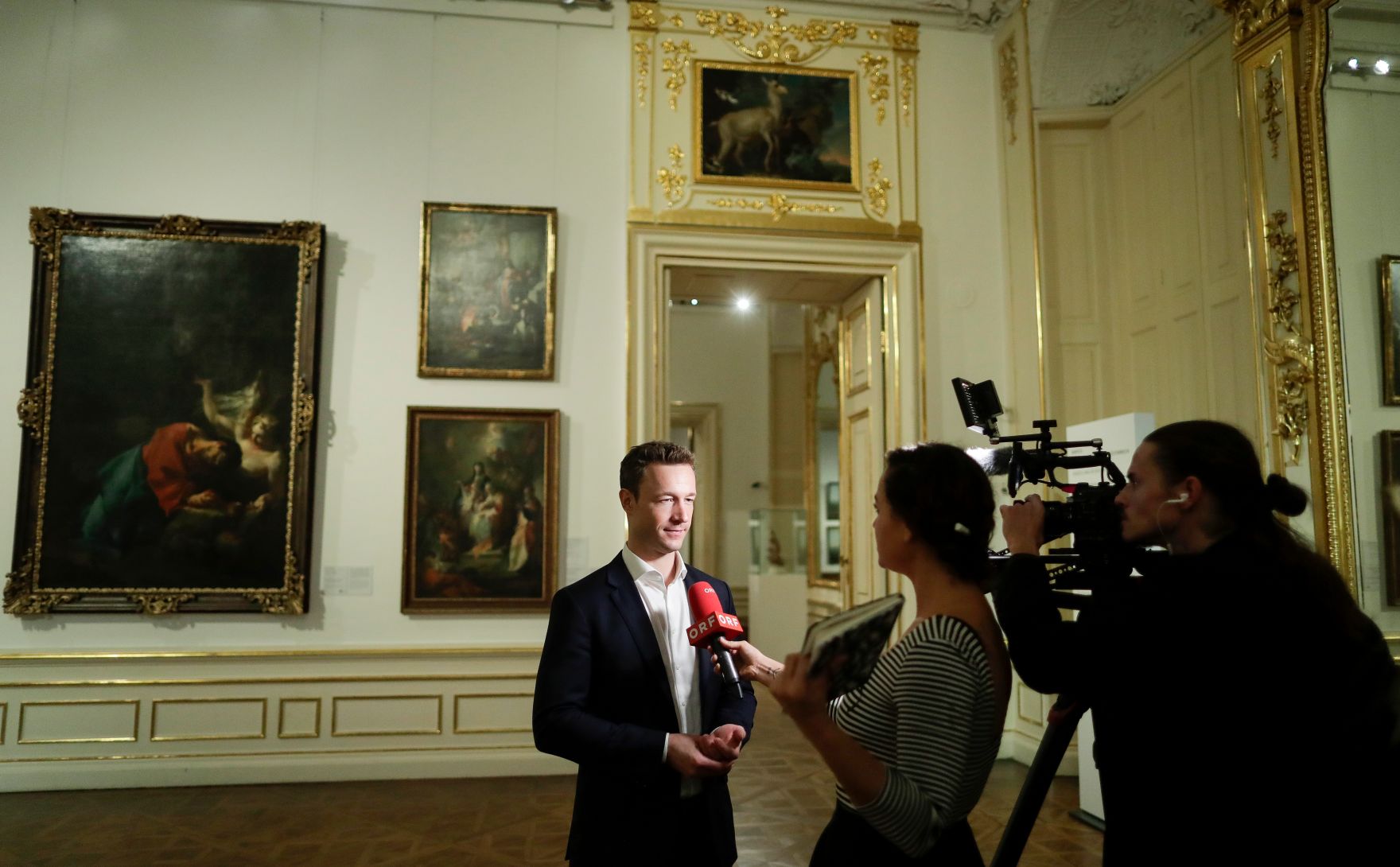 Am 6. November 2018 &uuml;berreichte Bundesminister Gernot Bl&uuml;mel (l.) gemeinsam mit EU-Kommissar Tibor Navracsics die Europ&auml;ischen Literaturpreise 2018.
