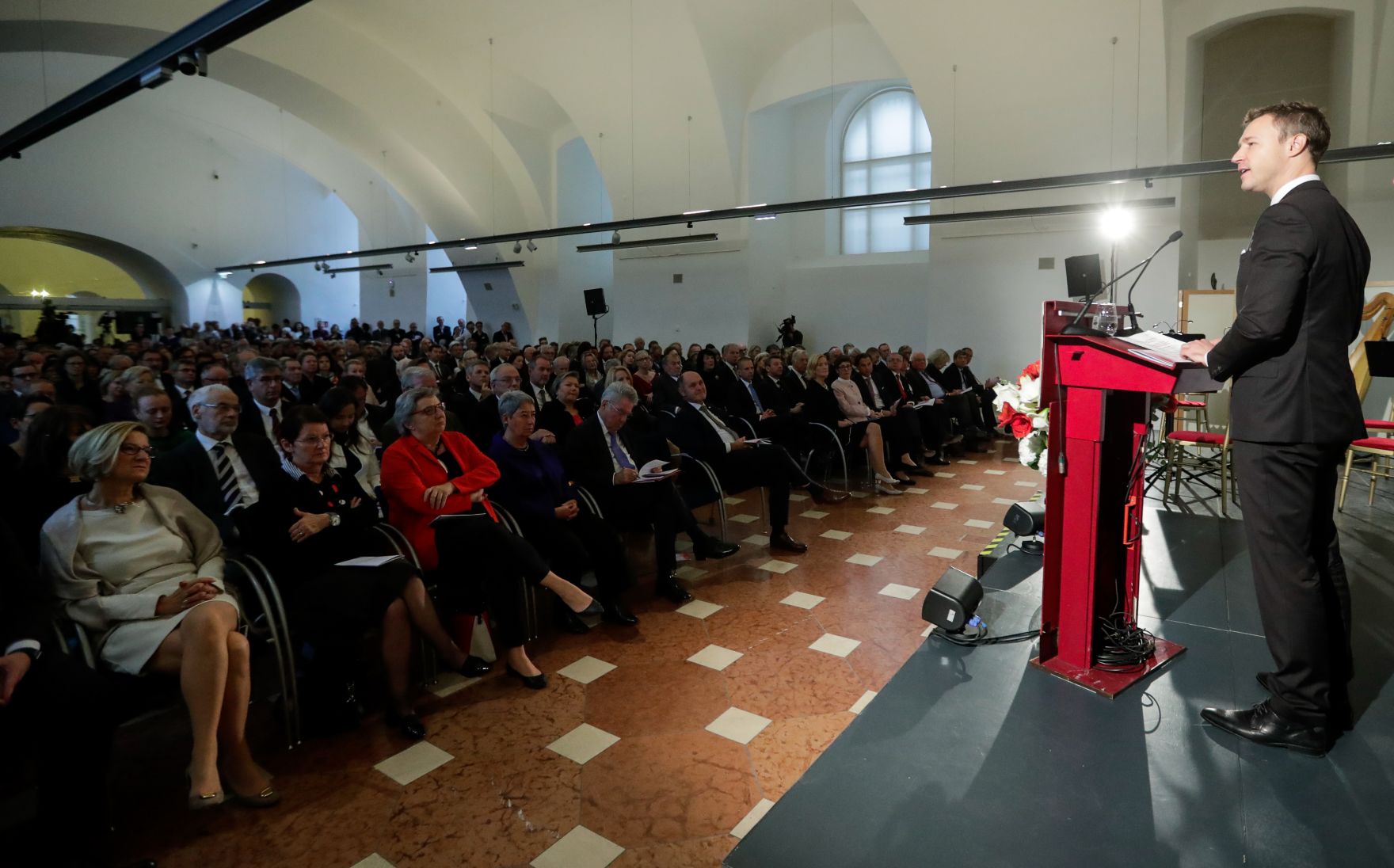 Am 10. November 2018 nahm Bundesminister Gernot Bl&uuml;mel (im Bild) am Festakt anl&auml;sslich der Er&ouml;ffnung des Hauses der Geschichte teil.