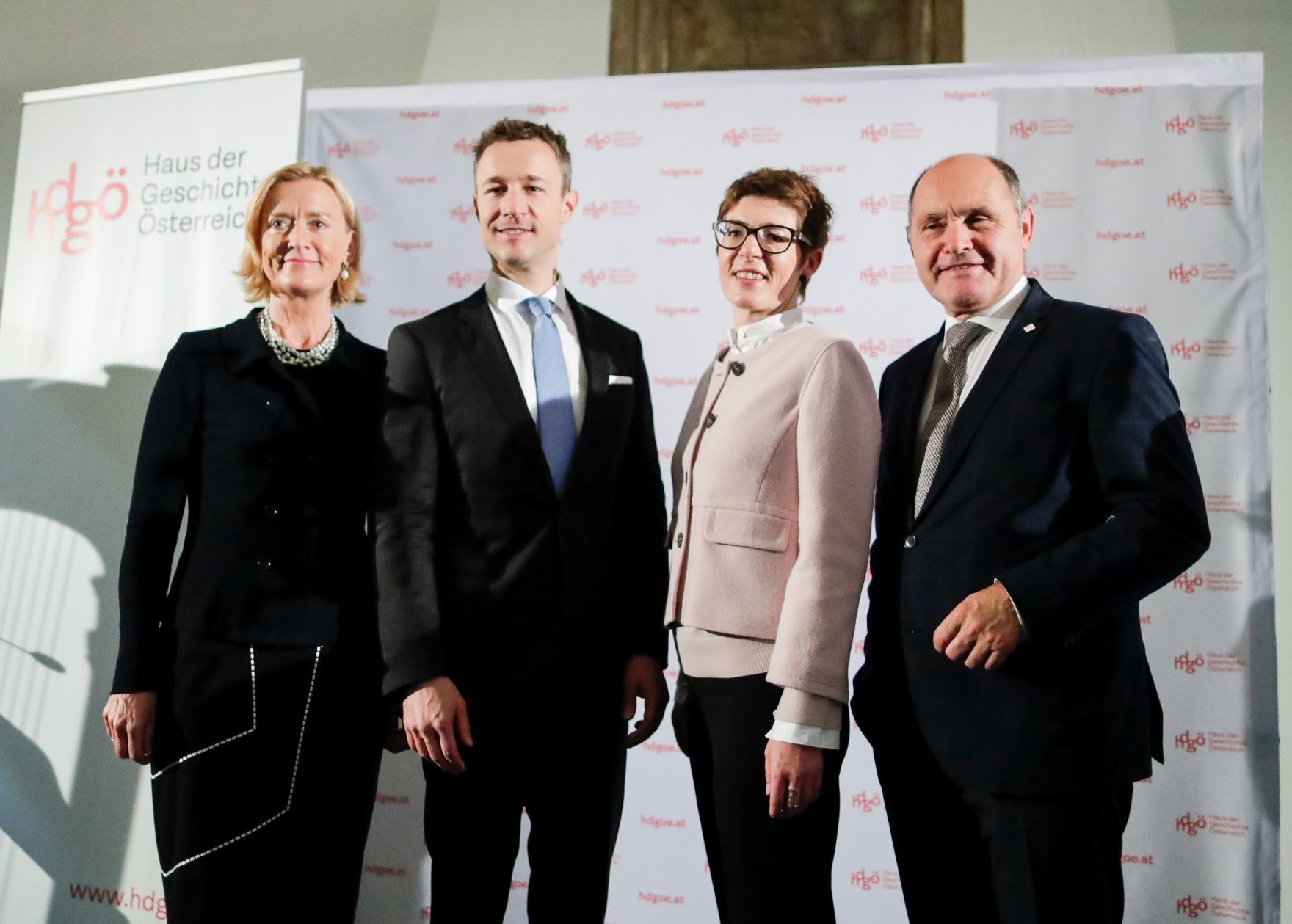 Am 10. November 2018 nahm Bundesminister Gernot Bl&uuml;mel (2.v.l.) am Festakt anl&auml;sslich der Er&ouml;ffnung des Hauses der Geschichte teil. Im Bild mit der Direktorin Monika Sommer (2.v.r.), der Generaldirektorin der &Ouml;sterreichischen Nationalbibliothek Johanna Rachinger (l.) und Nationalratspr&auml;sident Wolfgang Sobotka (r.).