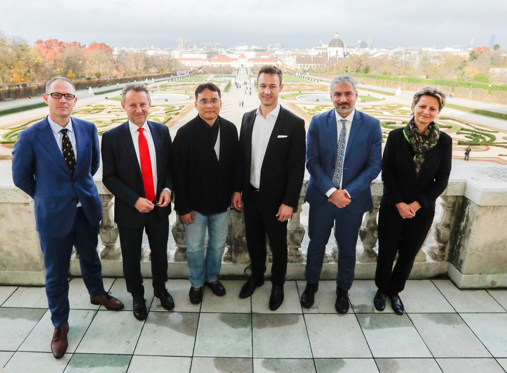 Am 13. November 2018 empfing Bundesminister Gernot Bl&uuml;mel (m.r.) eine Delegation der UNESCO (Organisation der Vereinten Nationen f&uuml;r Erziehung, Wissenschaft und Kultur) und ICOMOS (Internationaler Rat f&uuml;r Denkmalpflege) im Oberen Belvedere. Im Bild mit dem Pr&auml;sidenten von ICOMOS International Toshiyuki Kono (m.l.) und dem stellvertretenden Generaldirektor f&uuml;r Kultur der UNESCO Ernesto Ottone (2.v.r.).