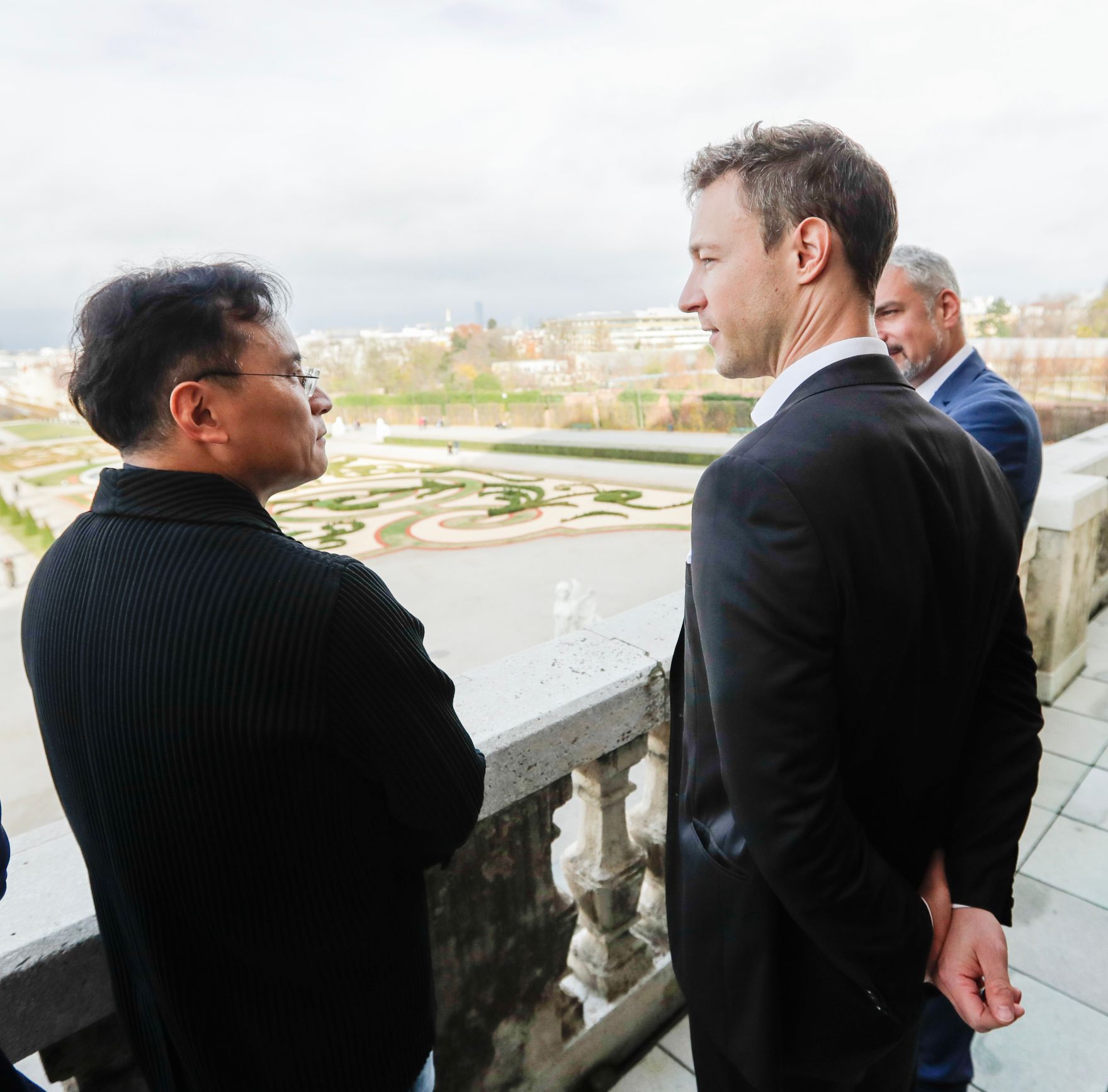 Am 13. November 2018 empfing Bundesminister Gernot Bl&uuml;mel (m.) eine Delegation der UNESCO (Organisation der Vereinten Nationen f&uuml;r Erziehung, Wissenschaft und Kultur) und ICOMOS (Internationaler Rat f&uuml;r Denkmalpflege) im Oberen Belvedere. Im Bild mit dem Pr&auml;sidenten von ICOMOS International Toshiyuki Kono (l.) und dem stellvertretenden Generaldirektor f&uuml;r Kultur der UNESCO Ernesto Ottone (r.).