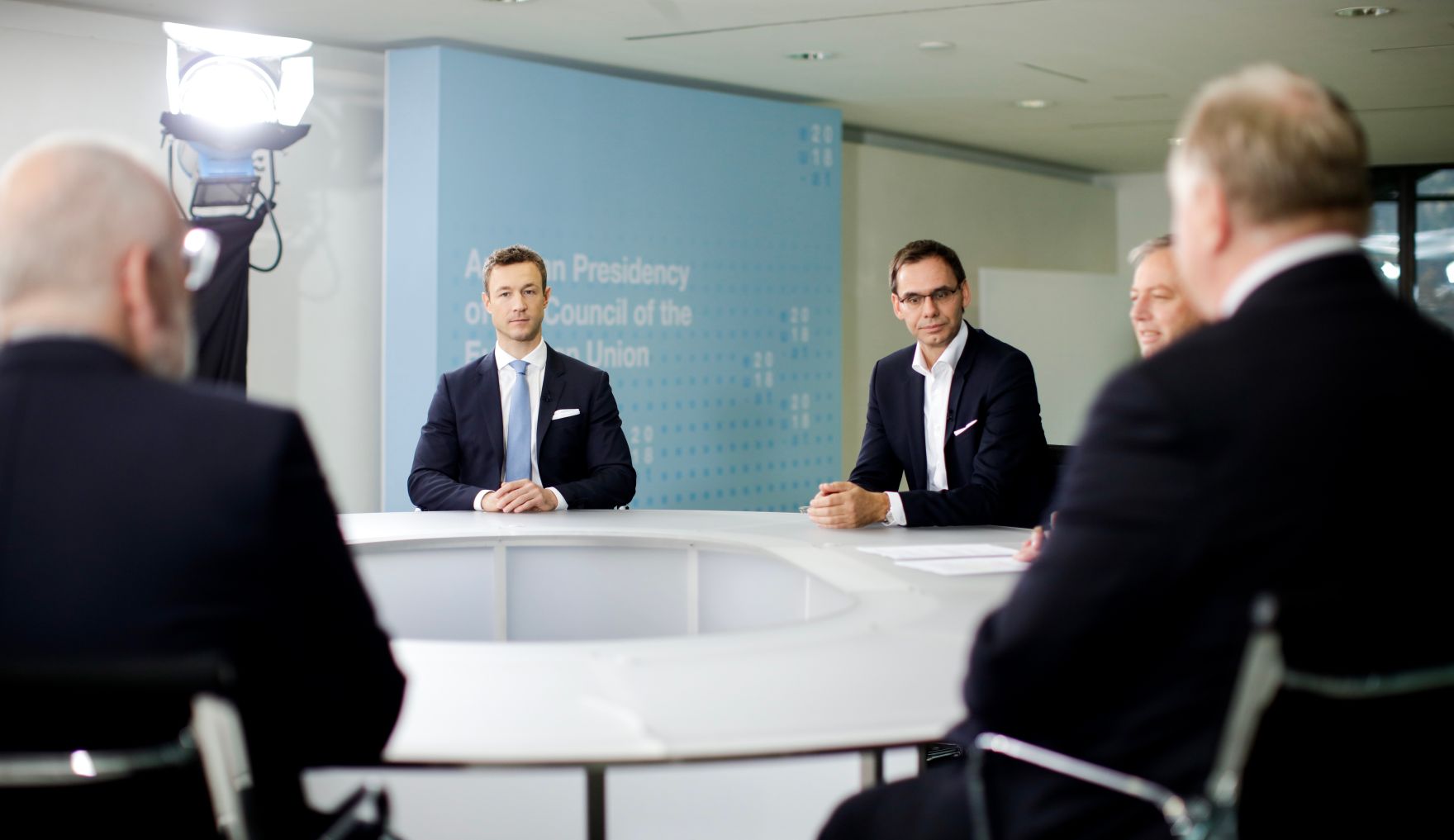 Am 16. November 2018 setzte Bundesminister Gernot Bl&uuml;mel (l.) seine Teilnahme an der Subsidiarit&auml;tskonferenz in Bregenz fort. Im Bild mit dem Landeshauptmann Vorarlbergs Markus Wallner (r.).