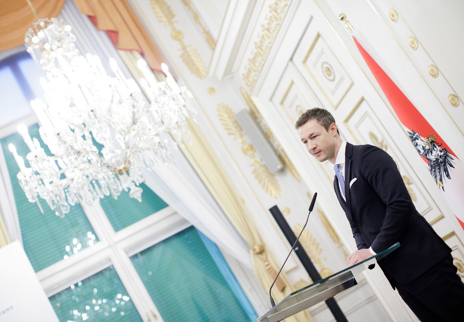 Am 23. November 2018 &uuml;berreichte Bundesminister Gernot Bl&uuml;mel (im Bild) das &Ouml;sterreichische Ehrenkreuz f&uuml;r Wissenschaft und Kunst an Heidi Go&euml;ss-Horten.