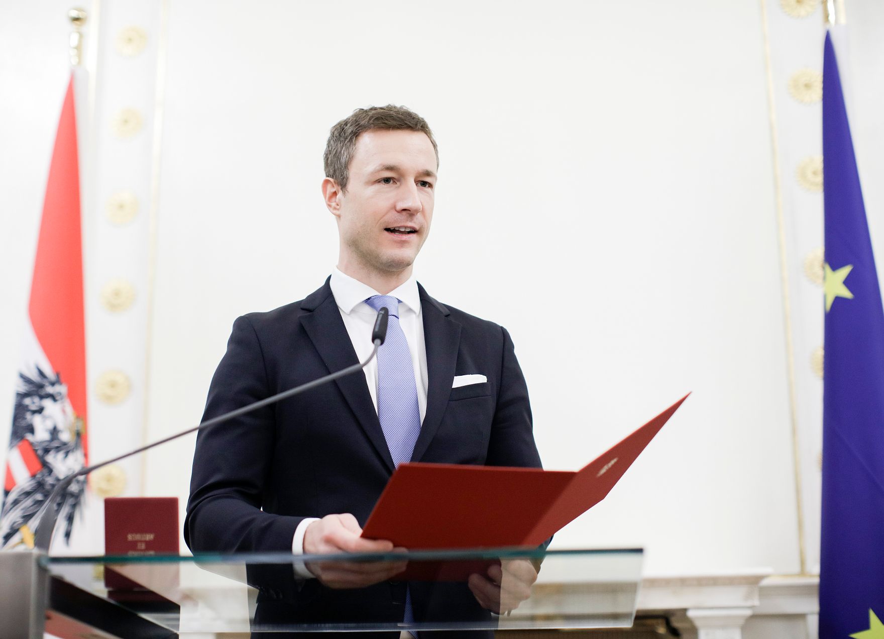 Am 23. November 2018 &uuml;berreichte Bundesminister Gernot Bl&uuml;mel (im Bild) das &Ouml;sterreichische Ehrenkreuz f&uuml;r Wissenschaft und Kunst an Heidi Go&euml;ss-Horten.