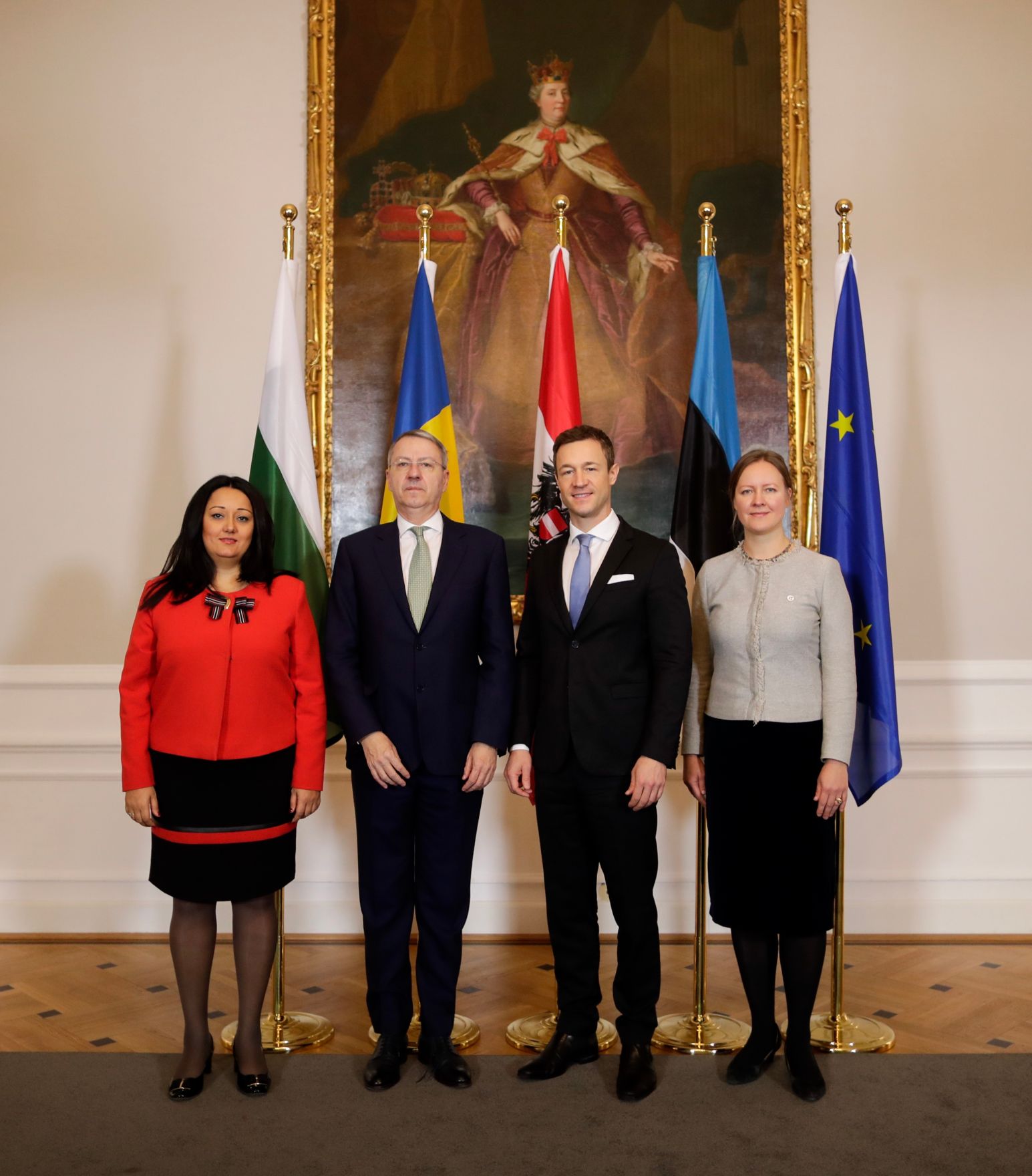 Am 23. November 2018 nahm Bundesminister Gernot Bl&uuml;mel (2.v.r.) an der Pressekonferenz zum Thema &quot;Vorl&auml;ufige Bilanz der Triopr&auml;sidentschaft und Ausblick auf den n&auml;chsten EU-Vorsitz&quot; teil. Im Bild mit dem designierten Minister f&uuml;r EU-Angelegenheiten der Republik Rum&auml;nien George Ciamba (2.v.l.), der Ministerin f&uuml;r EU-Angelegenheiten der Republik Bulgarien Liljana Pavlova (l.) und der estnischen Generaldirektorin f&uuml;r Europ&auml;ische Angelegenheiten Marika Linntam (r.).