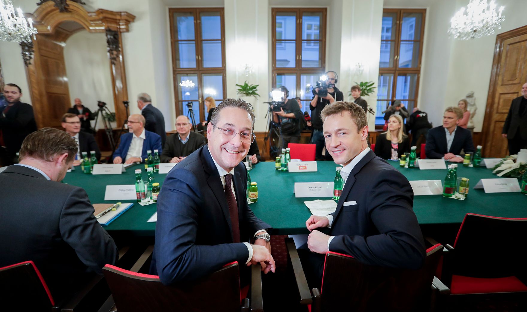 Am 29. November 2018 luden Bundesminister Gernot Bl&uuml;mel (r.) und Vizekanzler Heinz-Christian Strache (l.) zu den ersten &bdquo;Fernsehgespr&auml;chen&ldquo; mit den Verantwortlichen der TV-Sender.