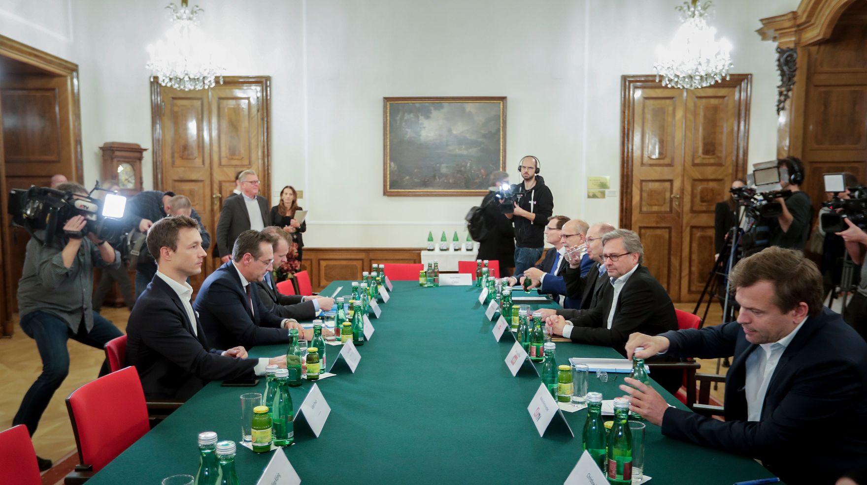 Am 29. November 2018 luden Bundesminister Gernot Bl&uuml;mel und Vizekanzler Heinz-Christian Strache zu den ersten &bdquo;Fernsehgespr&auml;chen&ldquo; mit den Verantwortlichen der TV-Sender.