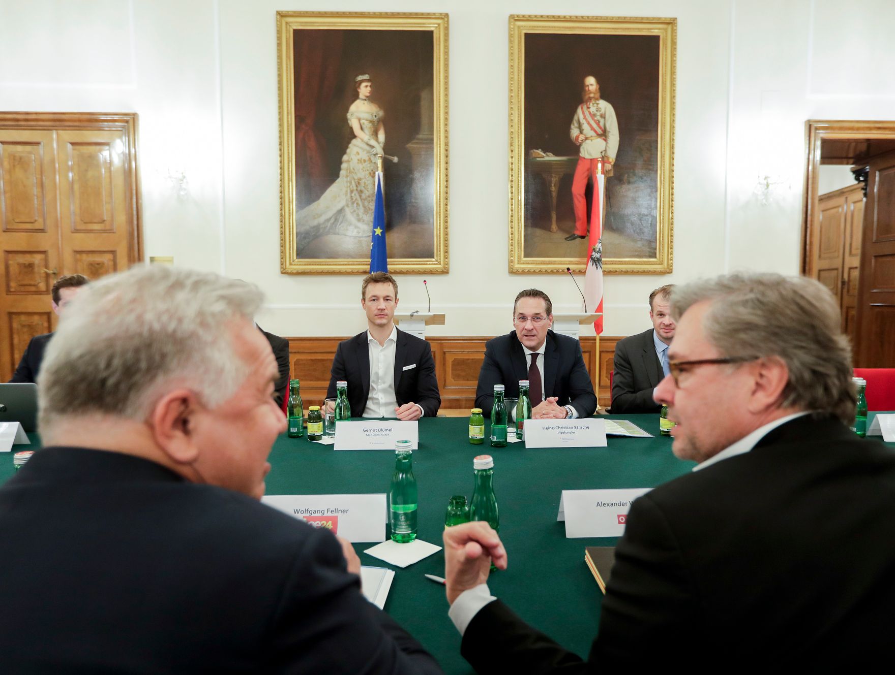 Am 29. November 2018 luden Bundesminister Gernot Bl&uuml;mel (l.) und Vizekanzler Heinz-Christian Strache (r.) zu den ersten &bdquo;Fernsehgespr&auml;chen&ldquo; mit den Verantwortlichen der TV-Sender.