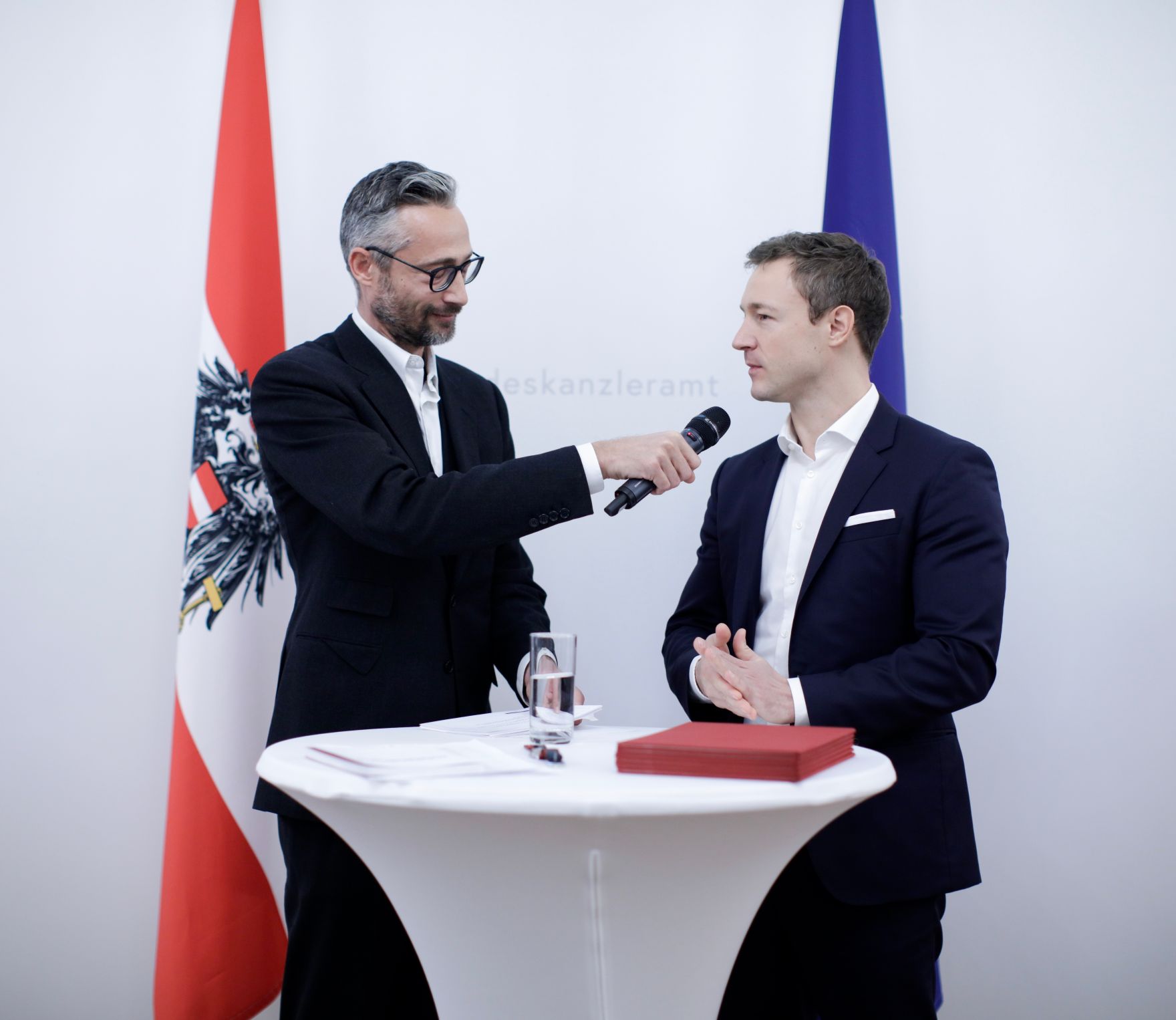 Am 29. November 2018 nahm Bundesminister Gernot Bl&uuml;mel (r.) an der Verleihung der &quot;outstanding artist awards&quot; im Bundeskanzleramt teil.