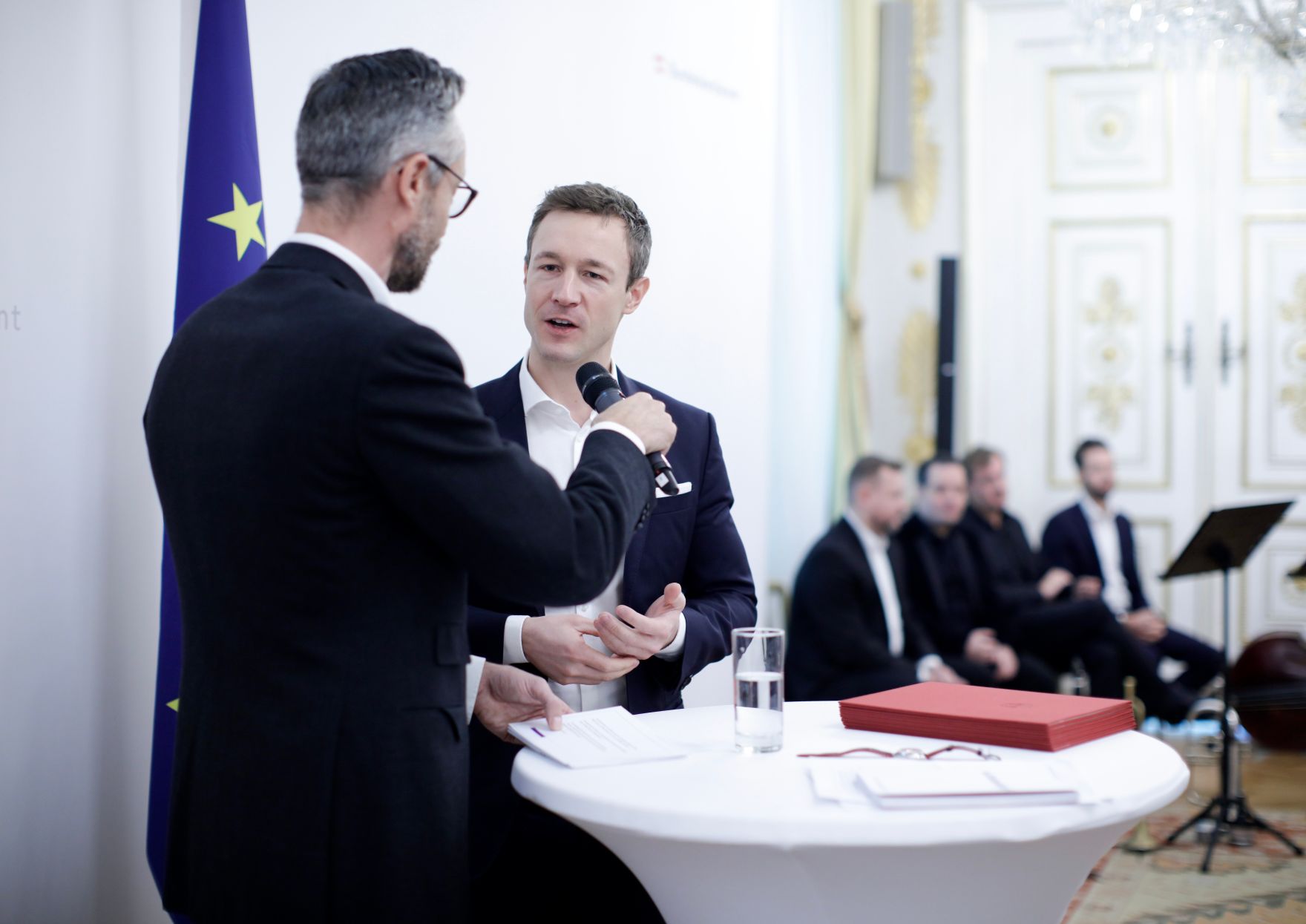 Am 29. November 2018 nahm Bundesminister Gernot Bl&uuml;mel (r.) an der Verleihung der &quot;outstanding artist awards&quot; im Bundeskanzleramt teil.
