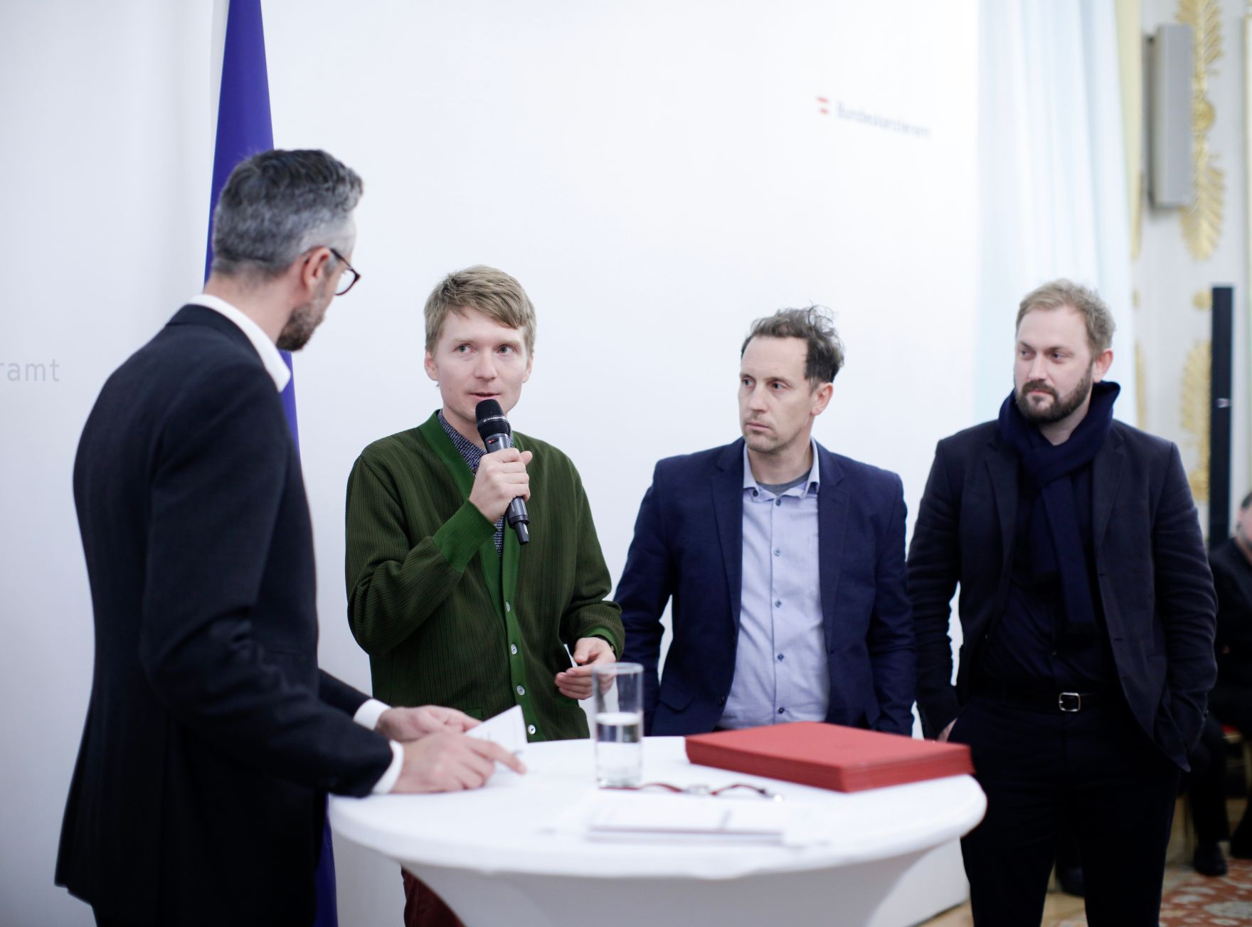 Am 29. November 2018 nahm Bundesminister Gernot Bl&uuml;mel an der Verleihung der &quot;outstanding artist awards&quot; im Bundeskanzleramt teil.