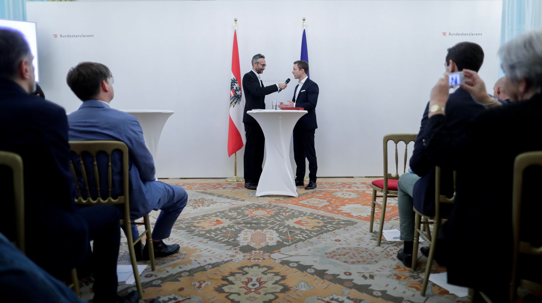 Am 29. November 2018 nahm Bundesminister Gernot Bl&uuml;mel (r.) an der Verleihung der &quot;outstanding artist awards&quot; im Bundeskanzleramt teil.