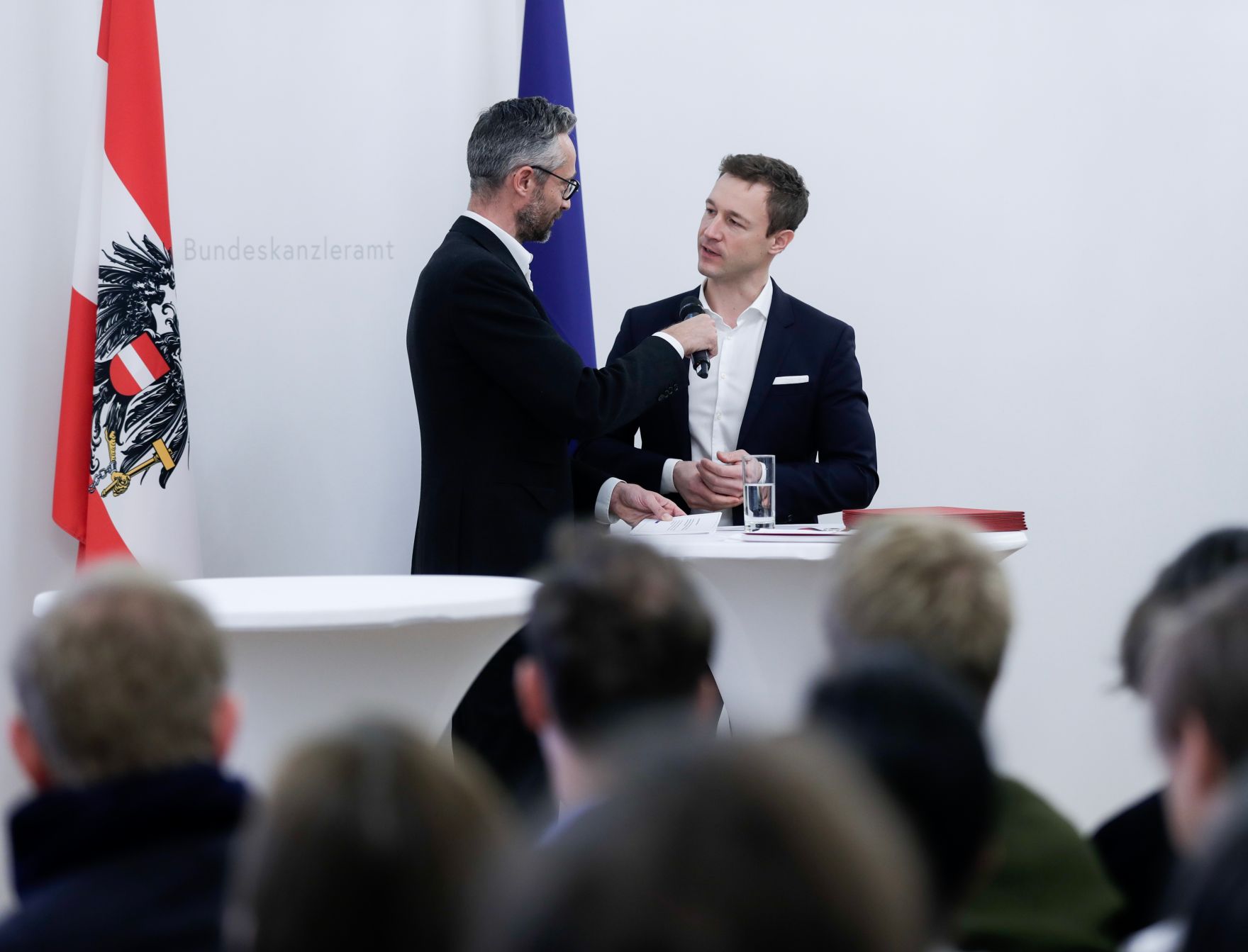 Am 29. November 2018 nahm Bundesminister Gernot Bl&uuml;mel (r.) an der Verleihung der &quot;outstanding artist awards&quot; im Bundeskanzleramt teil.
