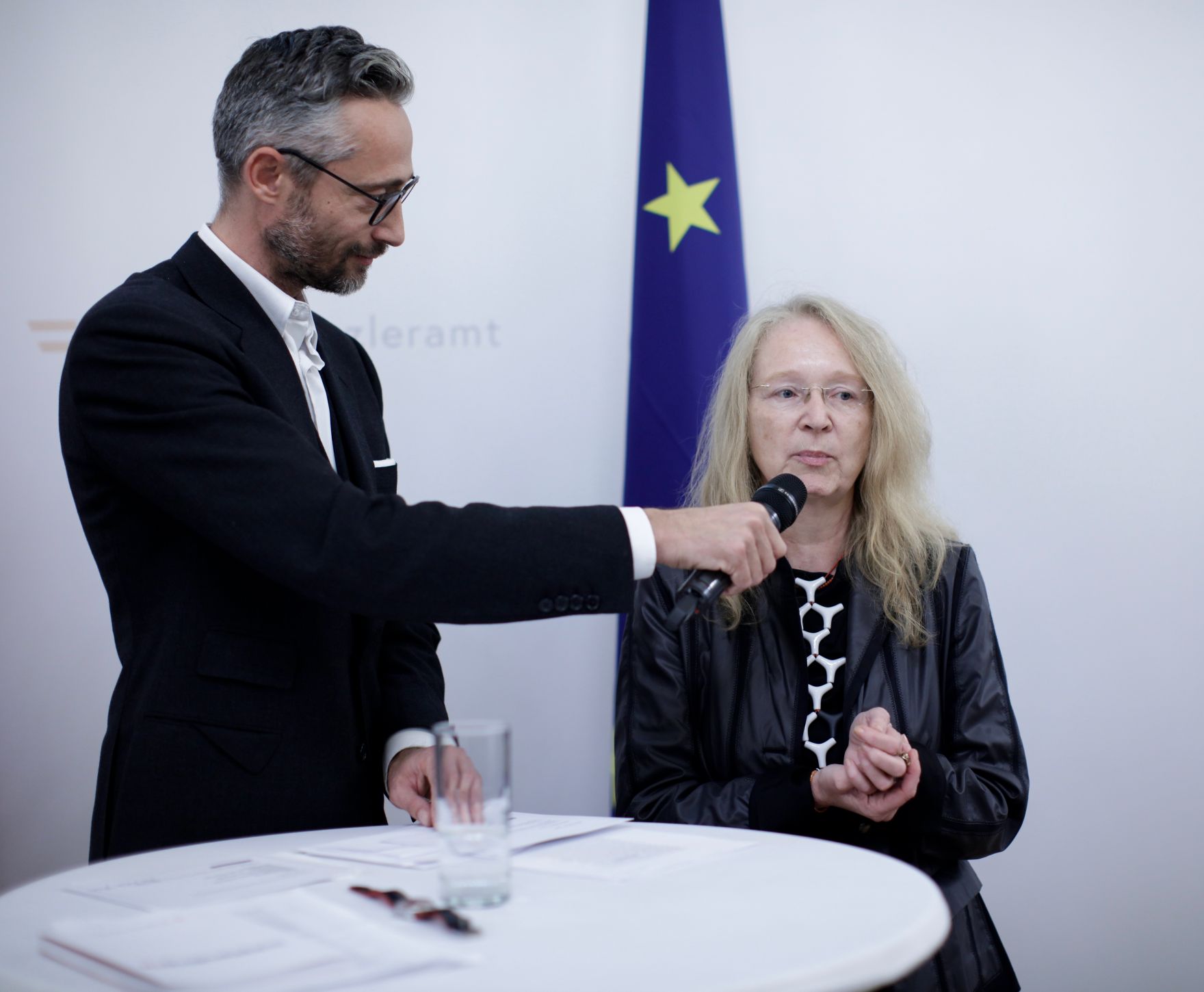 Am 29. November 2018 nahm Bundesminister Gernot Bl&uuml;mel an der Verleihung der &quot;outstanding artist awards&quot; im Bundeskanzleramt teil.