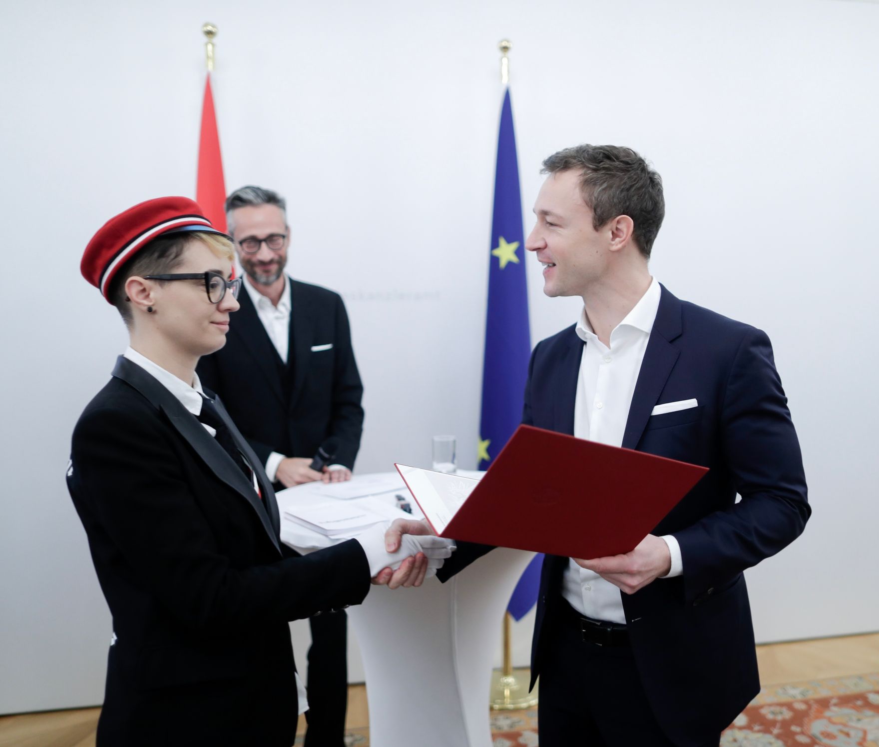 Am 29. November 2018 nahm Bundesminister Gernot Bl&uuml;mel (r.) an der Verleihung der &quot;outstanding artist awards&quot; im Bundeskanzleramt teil.