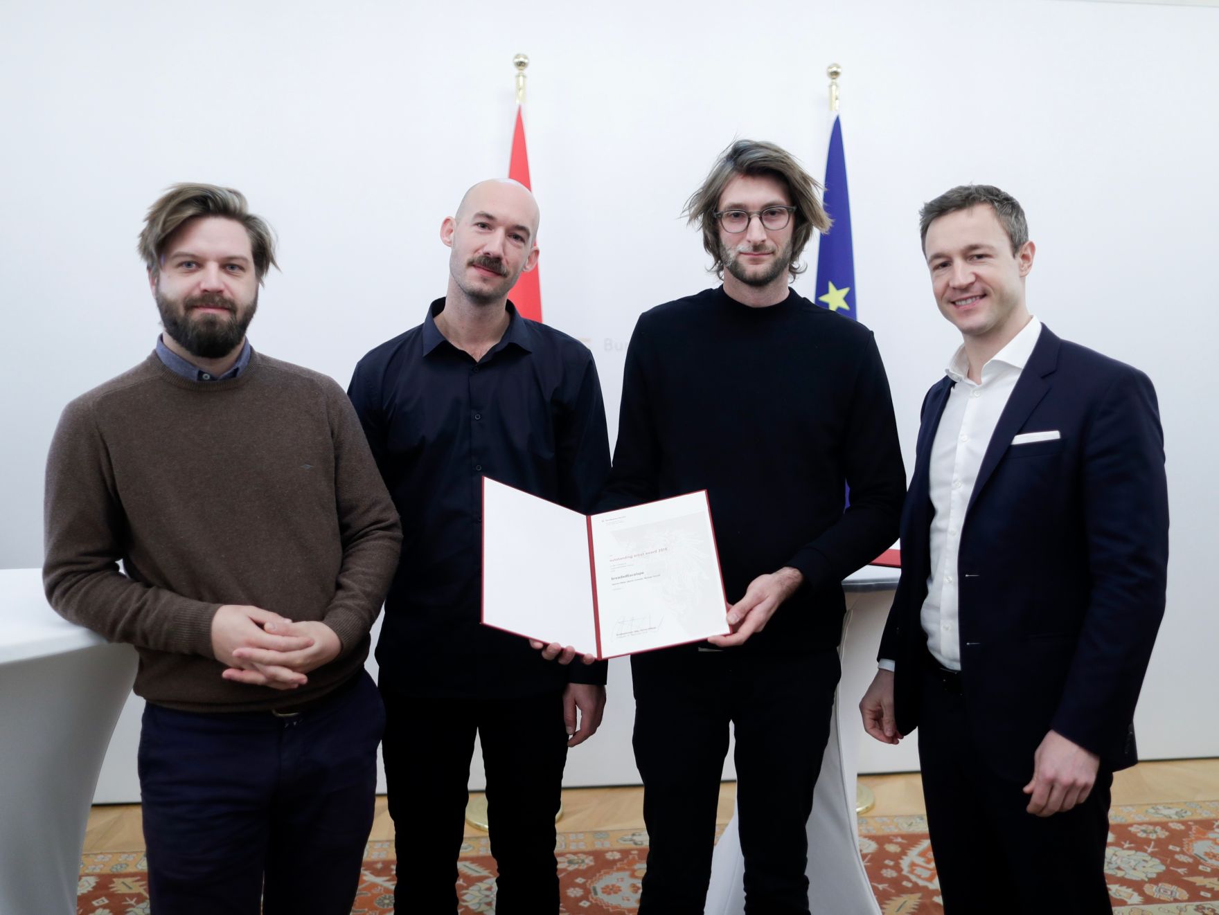 Am 29. November 2018 nahm Bundesminister Gernot Bl&uuml;mel (r.) an der Verleihung der &quot;outstanding artist awards&quot; im Bundeskanzleramt teil.
