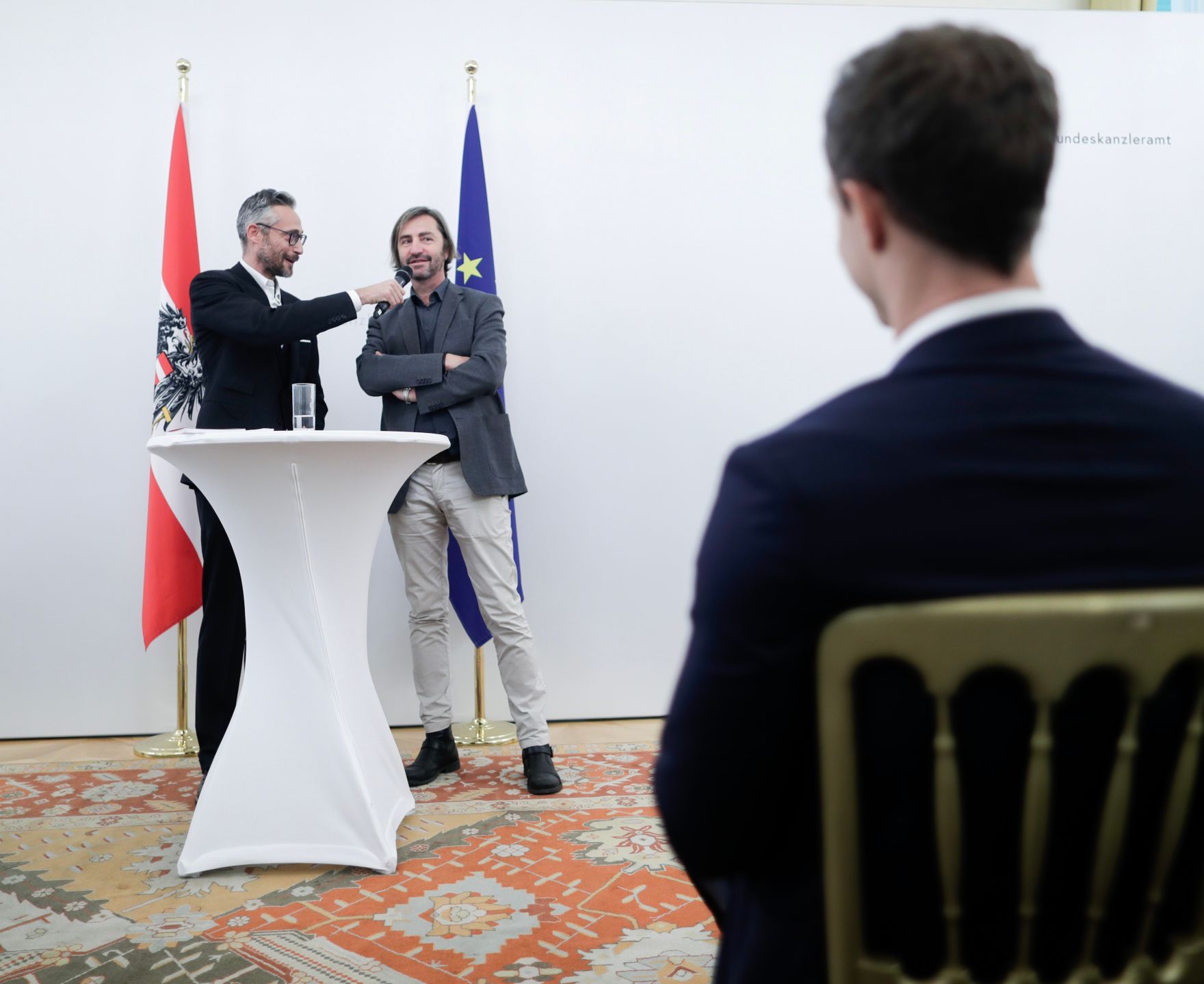 Am 29. November 2018 nahm Bundesminister Gernot Bl&uuml;mel (r.) an der Verleihung der &quot;outstanding artist awards&quot; im Bundeskanzleramt teil.