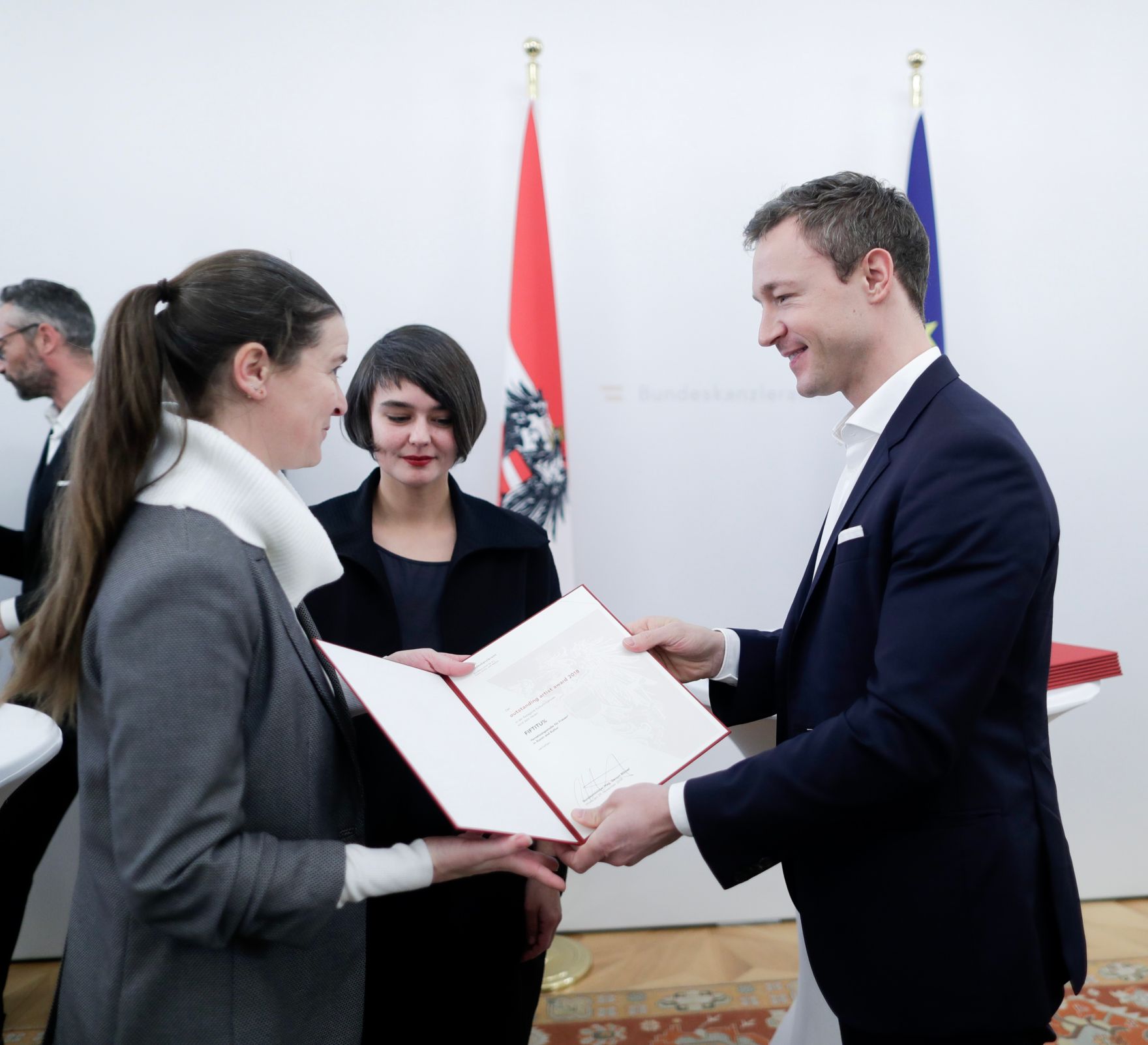 Am 29. November 2018 nahm Bundesminister Gernot Bl&uuml;mel (r.) an der Verleihung der &quot;outstanding artist awards&quot; im Bundeskanzleramt teil.