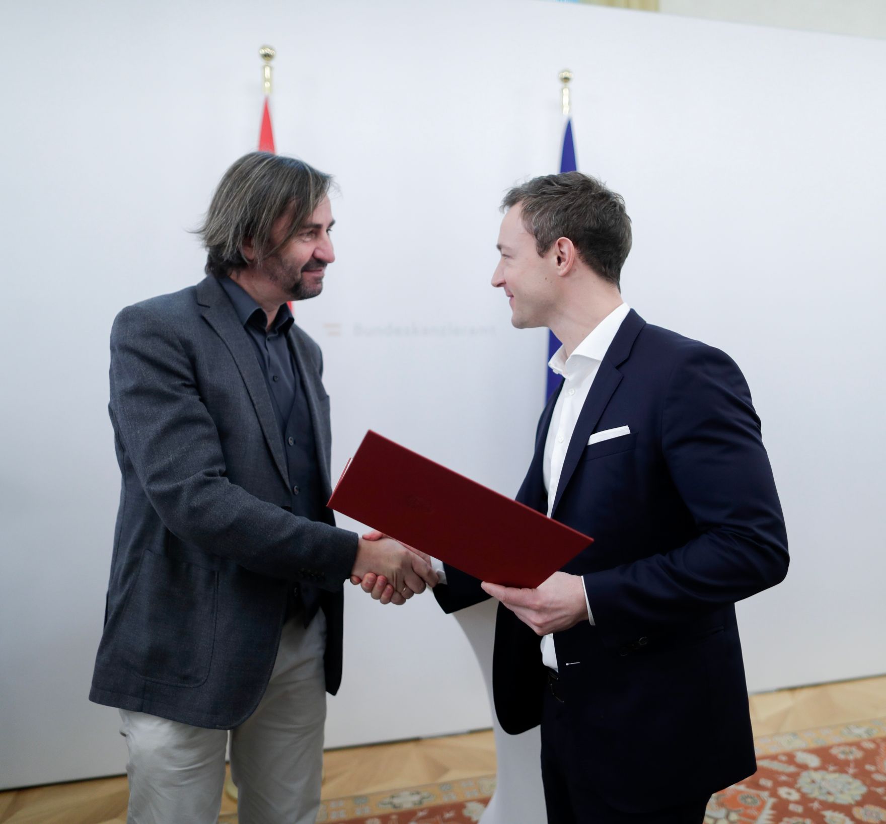 Am 29. November 2018 nahm Bundesminister Gernot Bl&uuml;mel (r.) an der Verleihung der &quot;outstanding artist awards&quot; im Bundeskanzleramt teil.