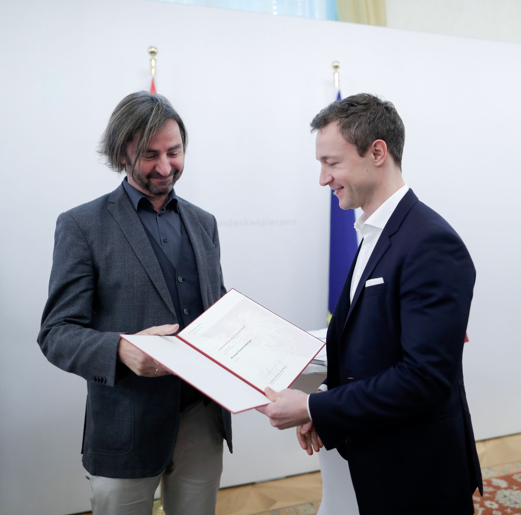 Am 29. November 2018 nahm Bundesminister Gernot Bl&uuml;mel (r.) an der Verleihung der &quot;outstanding artist awards&quot; im Bundeskanzleramt teil.
