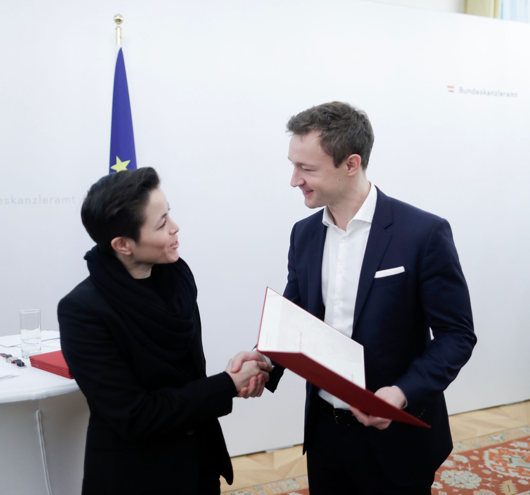 Am 29. November 2018 nahm Bundesminister Gernot Bl&uuml;mel (r.) an der Verleihung der &quot;outstanding artist awards&quot; im Bundeskanzleramt teil.