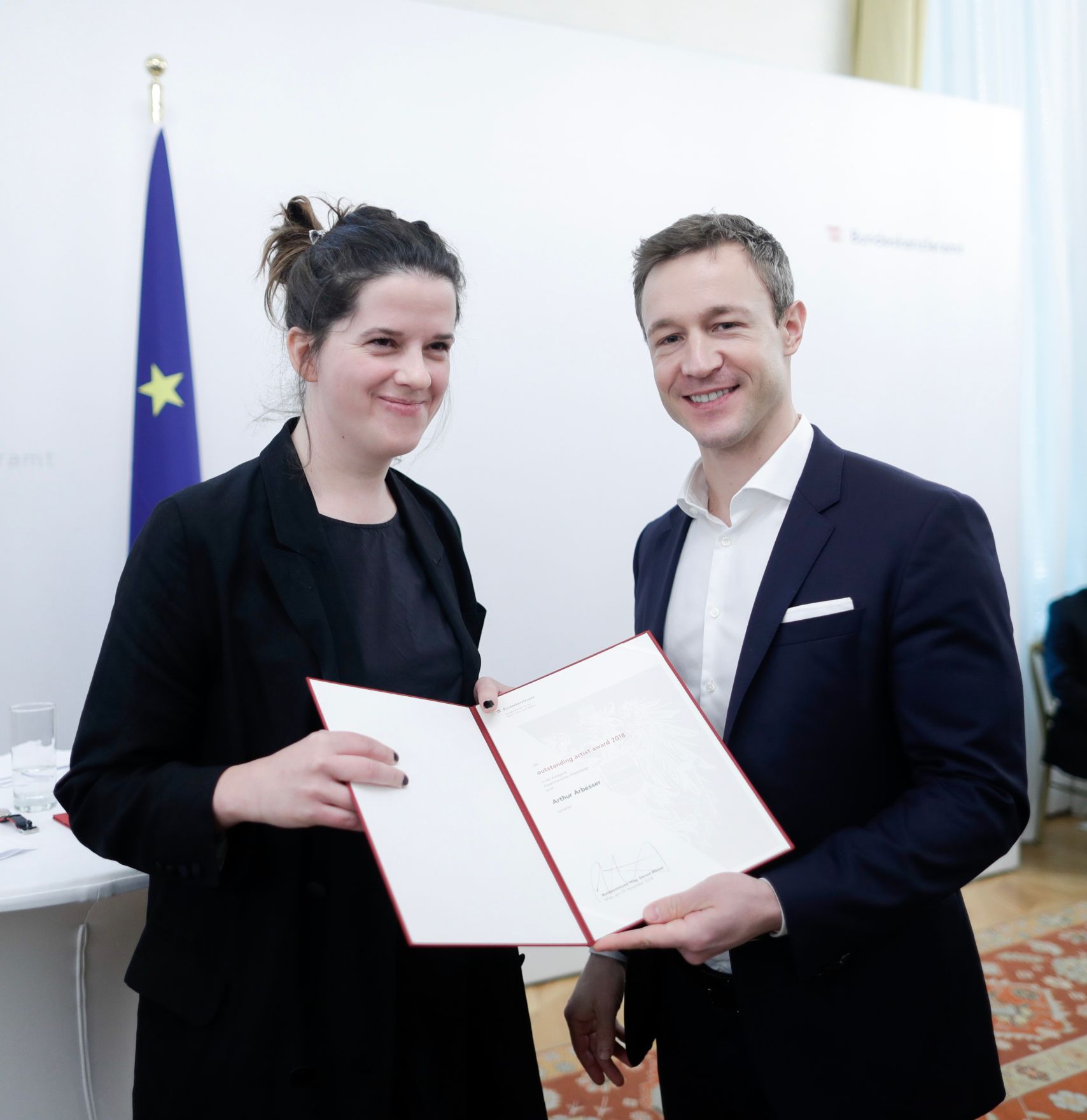 Am 29. November 2018 nahm Bundesminister Gernot Bl&uuml;mel (r.) an der Verleihung der &quot;outstanding artist awards&quot; im Bundeskanzleramt teil.