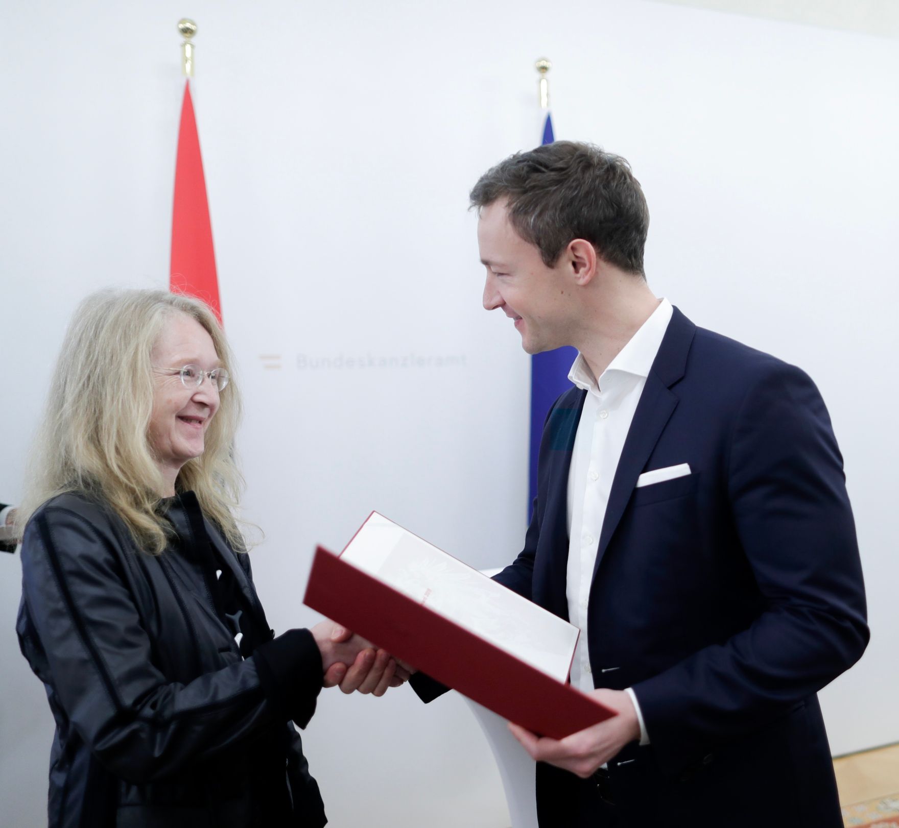 Am 29. November 2018 nahm Bundesminister Gernot Bl&uuml;mel (r.) an der Verleihung der &quot;outstanding artist awards&quot; im Bundeskanzleramt teil.