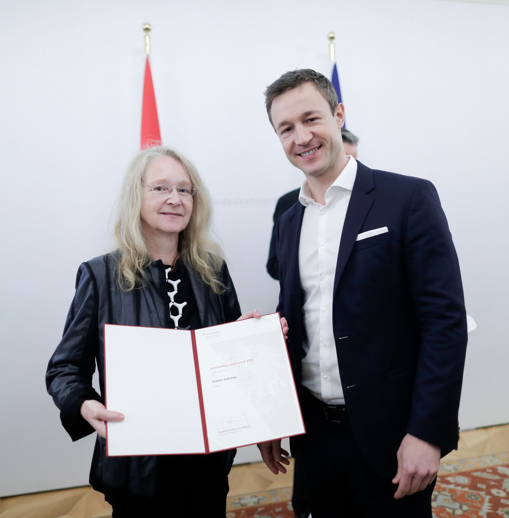 Am 29. November 2018 nahm Bundesminister Gernot Bl&uuml;mel (r.) an der Verleihung der &quot;outstanding artist awards&quot; im Bundeskanzleramt teil.