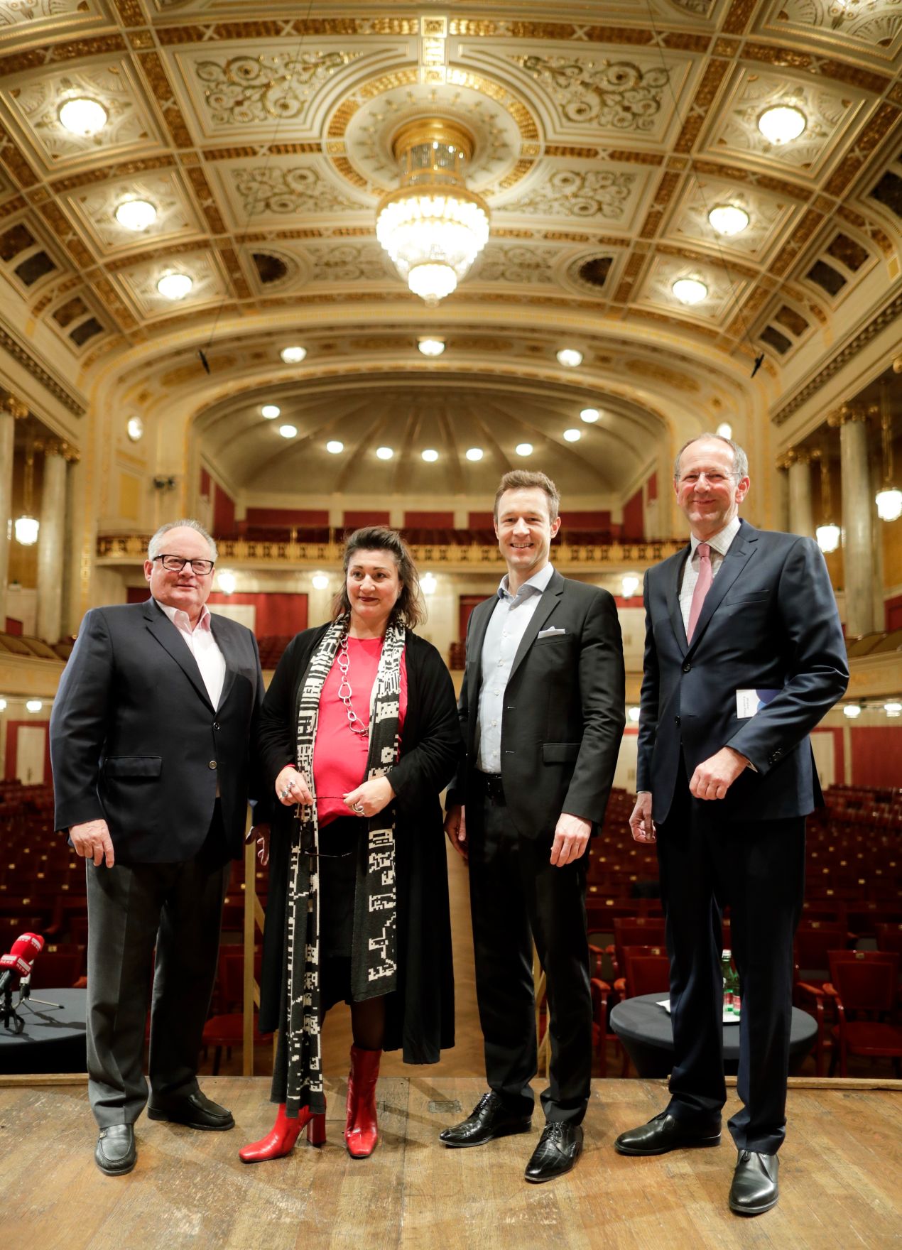 Am 5. Dezember 2018 nahm Bundesminister Gernot Bl&uuml;mel (2.v.r.) am Medientermin zur Entschuldung des Wiener Konzerthauses teil. Im Bild mit dem Pr&auml;sidiumspr&auml;sidenten des Wiener Konzerthauses Christian Konrad (l.), der Kulturstadtr&auml;tin Veronica Kaup-Hasler (2.v.l.) und dem Intendanten des Wiener Konzerthauses Matthias Naske (r.).