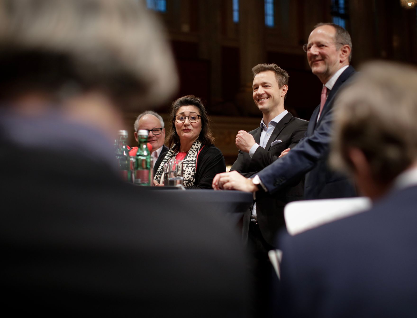 Am 5. Dezember 2018 nahm Bundesminister Gernot Bl&uuml;mel (2.v.r.) am Medientermin zur Entschuldung des Wiener Konzerthauses teil. Im Bild mit dem Pr&auml;sidiumspr&auml;sidenten des Wiener Konzerthauses Christian Konrad (l.), der Kulturstadtr&auml;tin Veronica Kaup-Hasler (2.v.l.) und dem Intendanten des Wiener Konzerthauses Matthias Naske (r.).