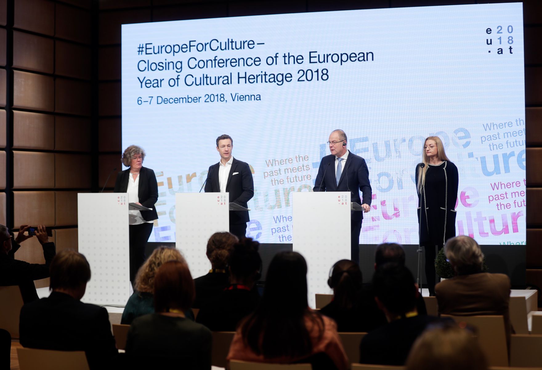Am 7. Dezember 2018 nahm Bundesminister Gernot Bl&uuml;mel (2.v.l.) an der Veranstaltung &quot;#EuropeForCulture - Abschlusskonferenz zum Europ&auml;ischen Kulturerbejahr 2018&quot; teil. Im Bild mit der Abgeordneten zum Europ&auml;ischen Parlament Petra Kammerevert (l.) und EU-Kommissar Tibor Navracsics (3.v.l.).