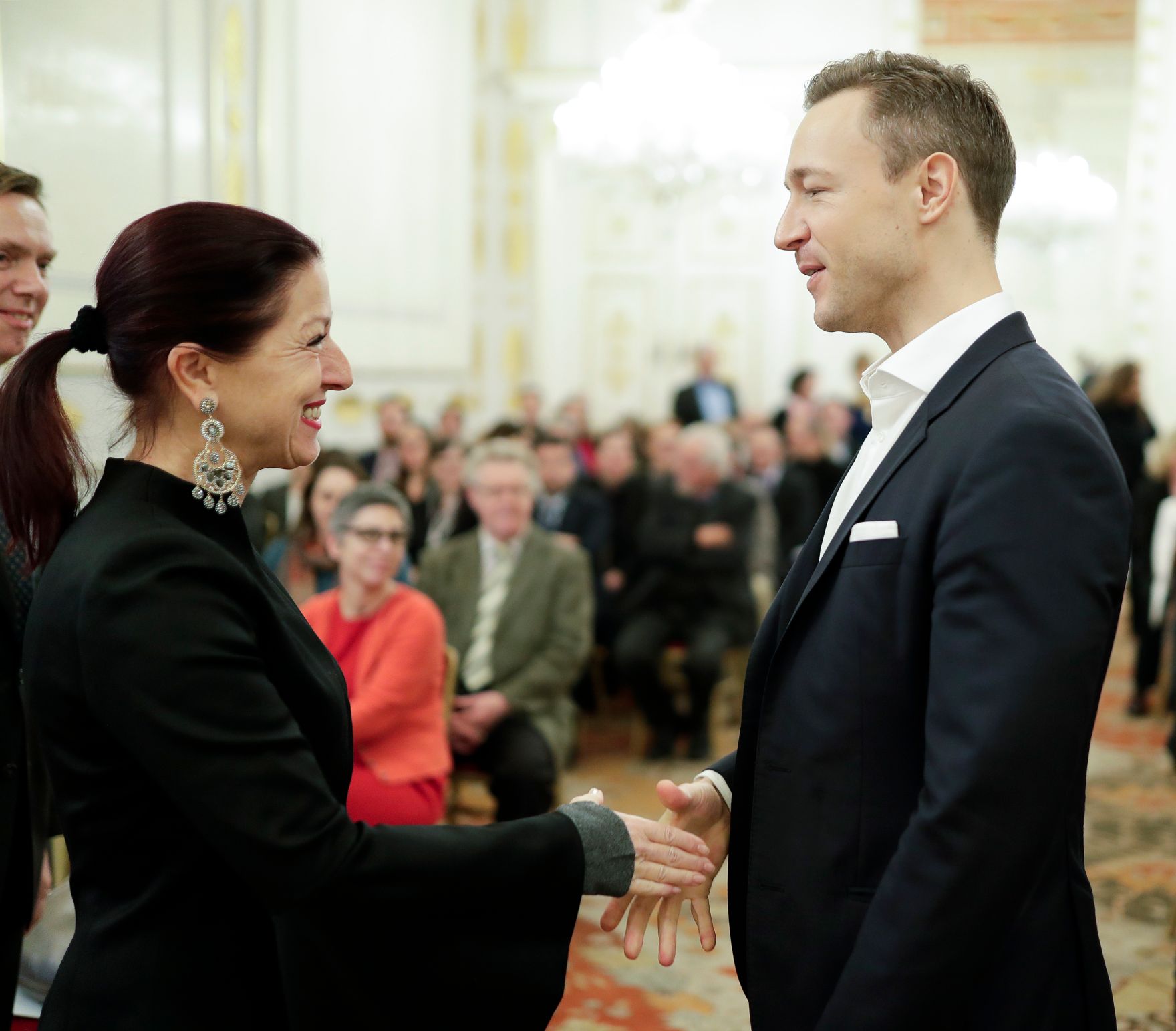 Am 13. Dezember 2018 fand eine Buchpr&auml;sentation &quot;20 Jahre Provenienzforschung&quot; im Bundeskanzleramt statt. Im Bild Bundesminister Gernot Bl&uuml;mel (r.).