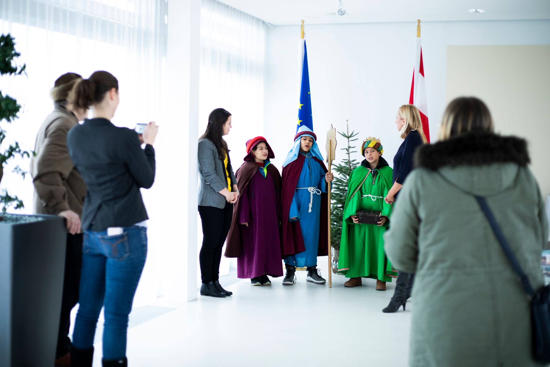 Am 7. J&auml;nner 2019 empfing Bundesministerin Juliane Bogner-Strau&szlig; (2.v.r.) die Sternsinger der Pfarre Alser Vorstadt und VertreterInnen der Katholischen Jungschar, Bundesgesch&auml;ftsf&uuml;hrerin Sigrid Kickingereder (2.v.l.) und Bundesvorsitzende Barbara Gr&uuml;ner (3.v.l.).